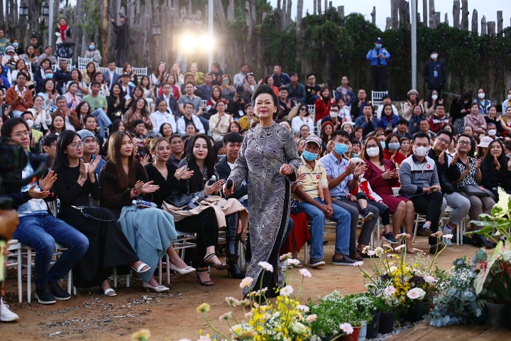 Dù tuổi cao sức yếu, Khánh Ly sẽ không giải nghệ - Ảnh 3. Dù tuổi cao sức yếu, Khánh Ly sẽ không giải nghệ - Ảnh 3.