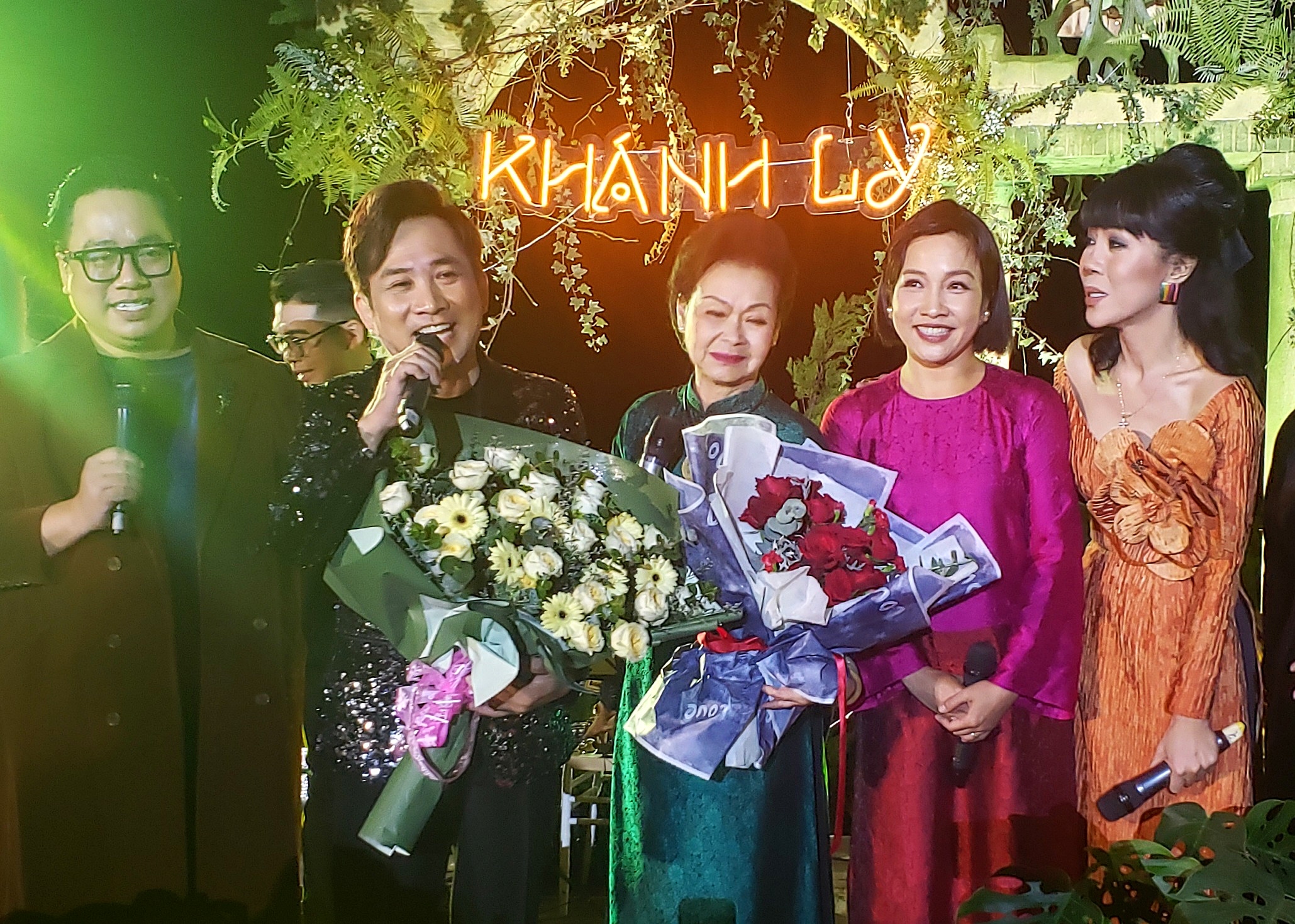 Dù tuổi cao sức yếu, Khánh Ly sẽ không giải nghệ - Ảnh 1. Dù tuổi cao sức yếu, Khánh Ly sẽ không giải nghệ - Ảnh 1.