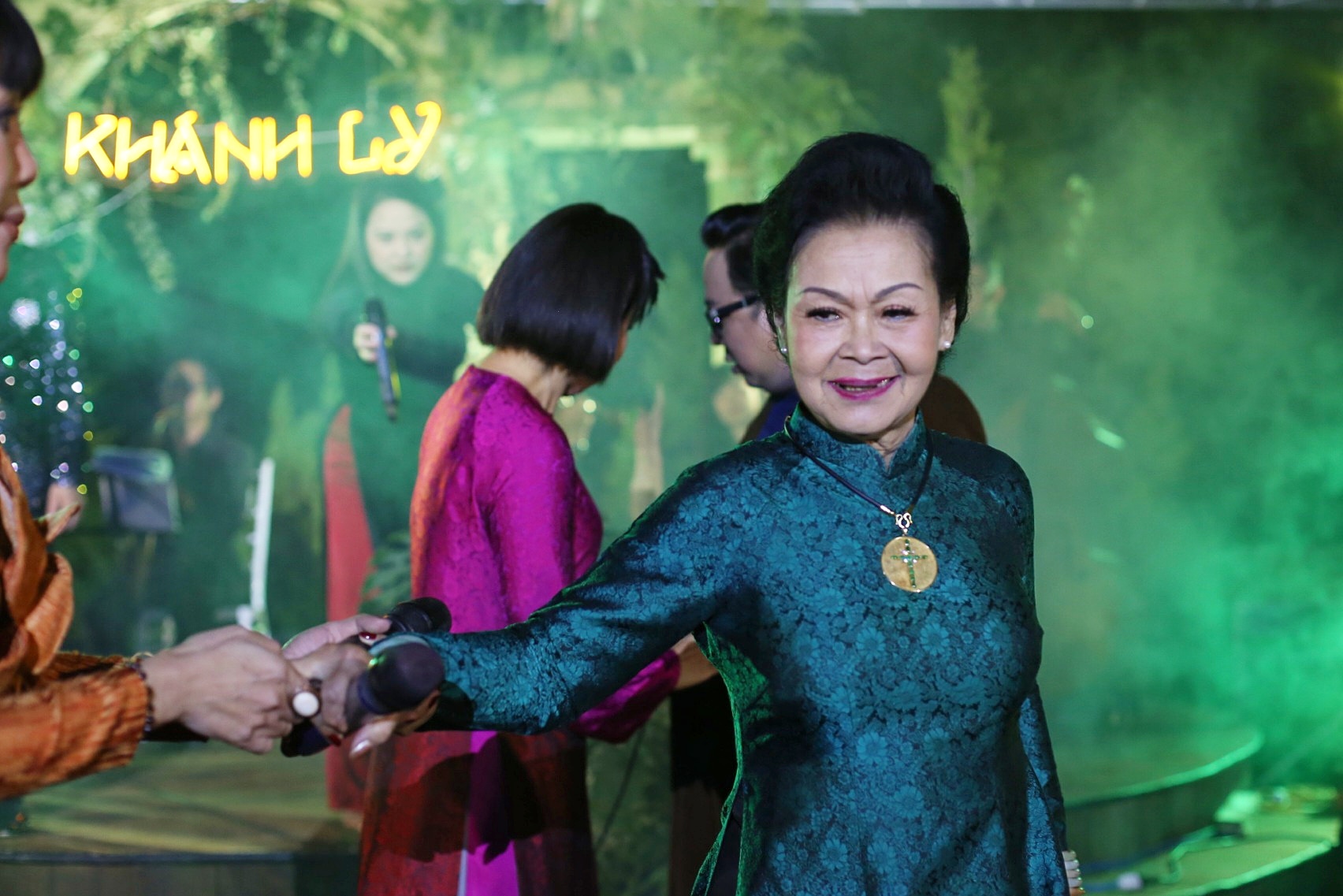 Đội trưởng U23 Bùi Hoàng Việt Anh lần đầu làm người mẫu, Xuân Bắc tham gia dựng nhạc kịch tiếng Anh - Ảnh 5. Đội trưởng U23 Bùi Hoàng Việt Anh lần đầu làm người mẫu, Xuân Bắc tham gia dựng nhạc kịch tiếng Anh - Ảnh 5.