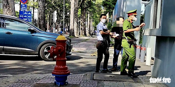 Công an TP.HCM làm việc với ông Đặng Anh Quân, cố vấn pháp lý cho bà Phương Hằng - Ảnh 3. Công an TP.HCM làm việc với ông Đặng Anh Quân, cố vấn pháp lý cho bà Phương Hằng - Ảnh 3.