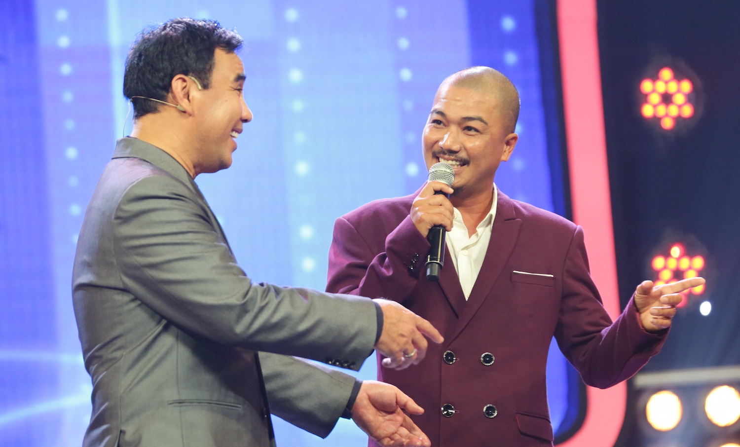 Đội trưởng U23 Bùi Hoàng Việt Anh lần đầu làm người mẫu, Xuân Bắc tham gia dựng nhạc kịch tiếng Anh - Ảnh 2. Đội trưởng U23 Bùi Hoàng Việt Anh lần đầu làm người mẫu, Xuân Bắc tham gia dựng nhạc kịch tiếng Anh - Ảnh 2.