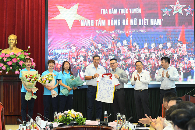 HLV Mai Đức Chung suy nghĩ lại việc tiếp tục dẫn dắt đội nữ Việt Nam - Ảnh 1. HLV Mai Đức Chung suy nghĩ lại việc tiếp tục dẫn dắt đội nữ Việt Nam - Ảnh 1.