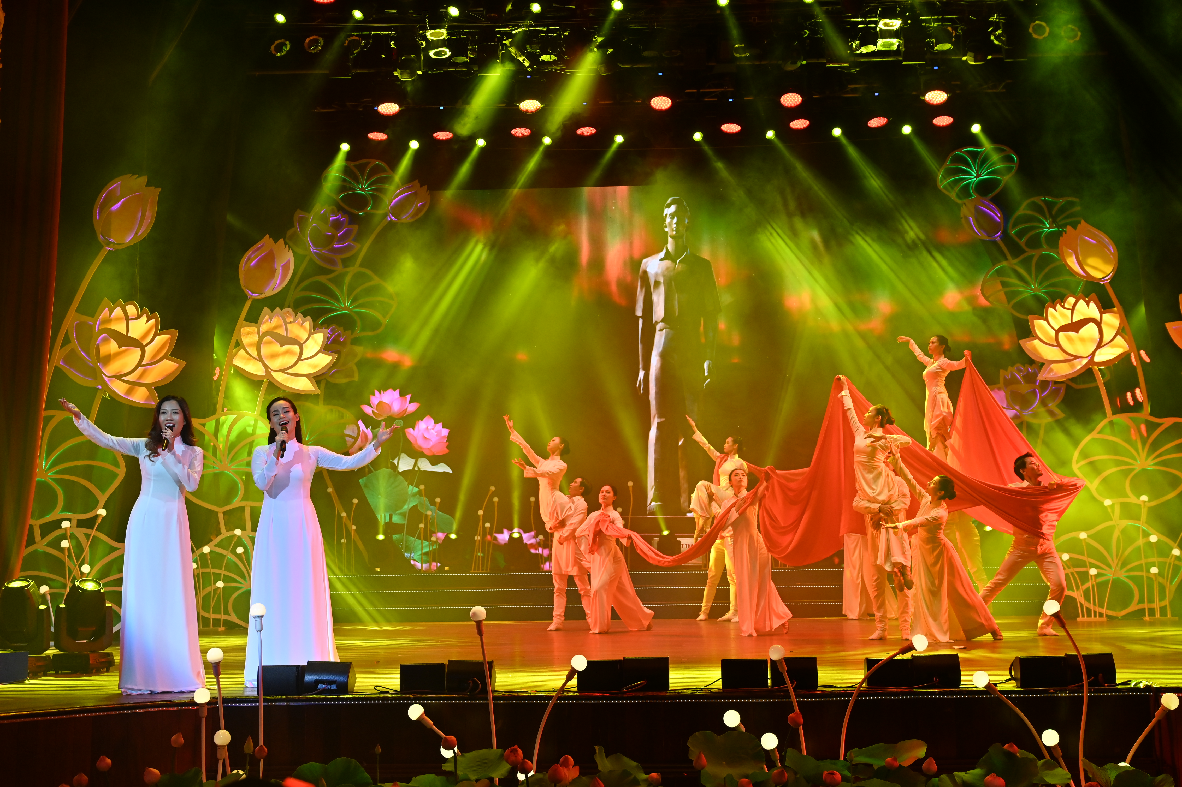 Võ Minh Lâm, Quế Trân hát về Bác - Ảnh 3.