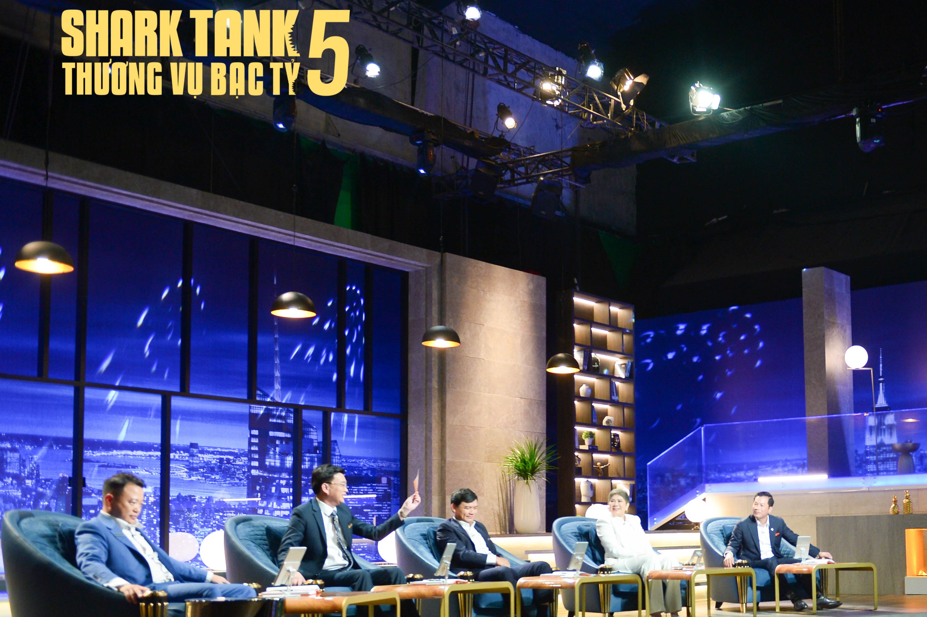 Shark Tank 5 tập 1: Shark Hùng Anh ‘chiến’ Shark Hưng với màn rút thẻ vàng - Ảnh 3. Shark Tank 5 tập 1: Shark Hùng Anh ‘chiến’ Shark Hưng với màn rút thẻ vàng - Ảnh 3.