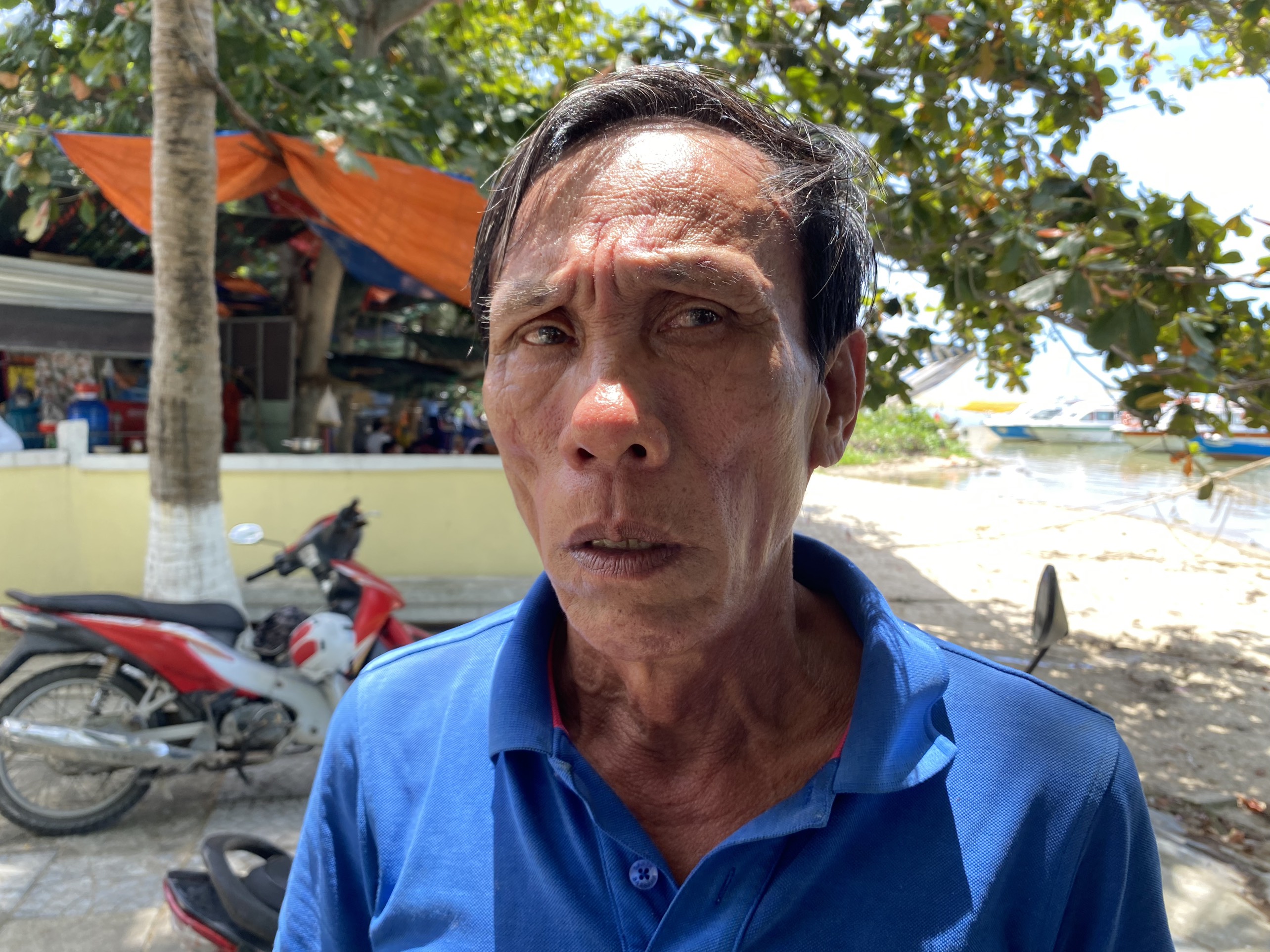 Ngư dân kể lại giây phút tàu cá bị đâm chìm trên biển: Tàu lớn gây va chạm rồi bỏ chạy - Ảnh 3. Ngư dân kể lại giây phút tàu cá bị đâm chìm trên biển: Tàu lớn gây va chạm rồi bỏ chạy - Ảnh 3.