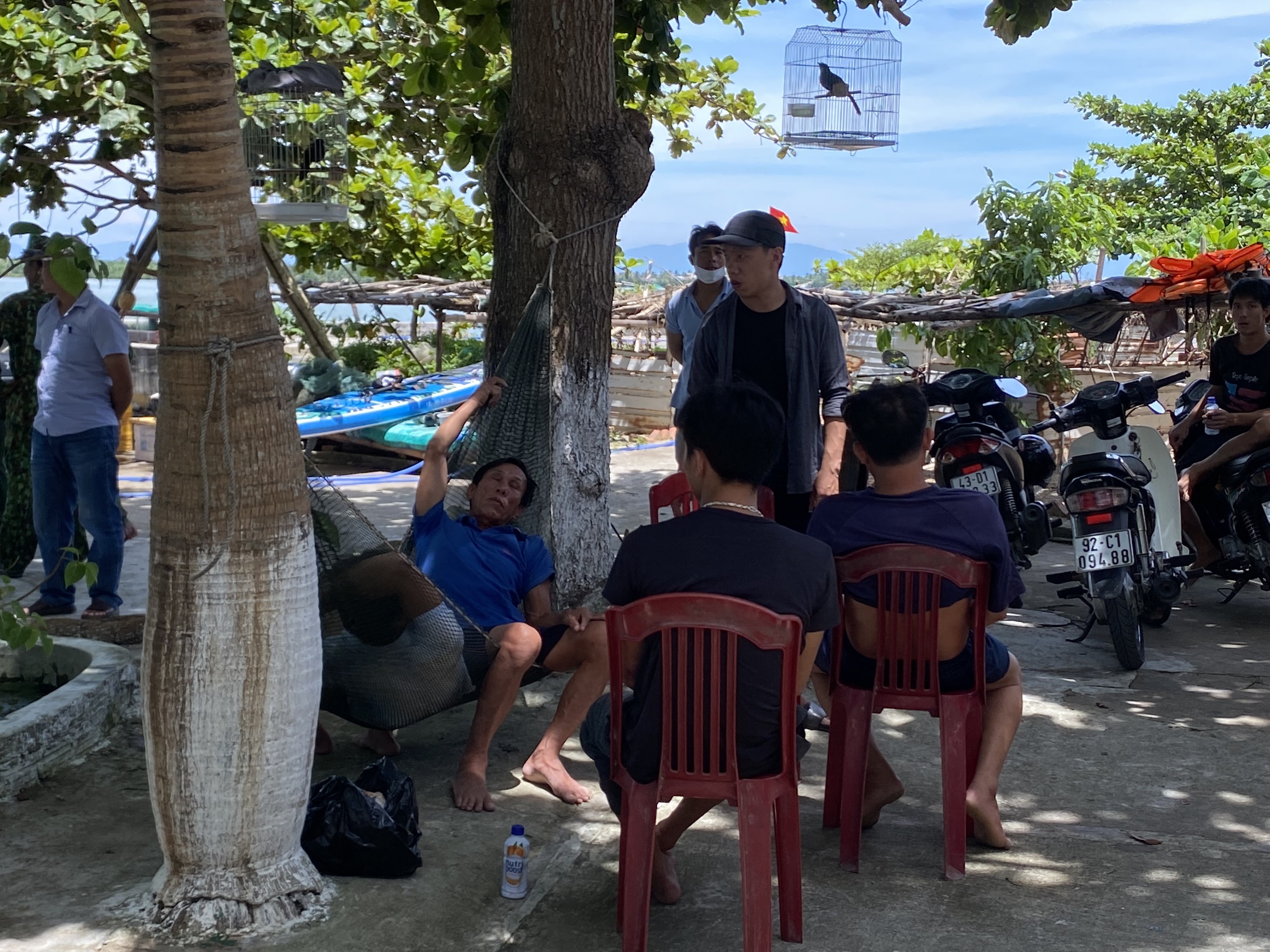 Ngư dân kể lại giây phút tàu cá bị đâm chìm trên biển: Tàu lớn gây va chạm rồi bỏ chạy - Ảnh 1. Ngư dân kể lại giây phút tàu cá bị đâm chìm trên biển: Tàu lớn gây va chạm rồi bỏ chạy - Ảnh 1.