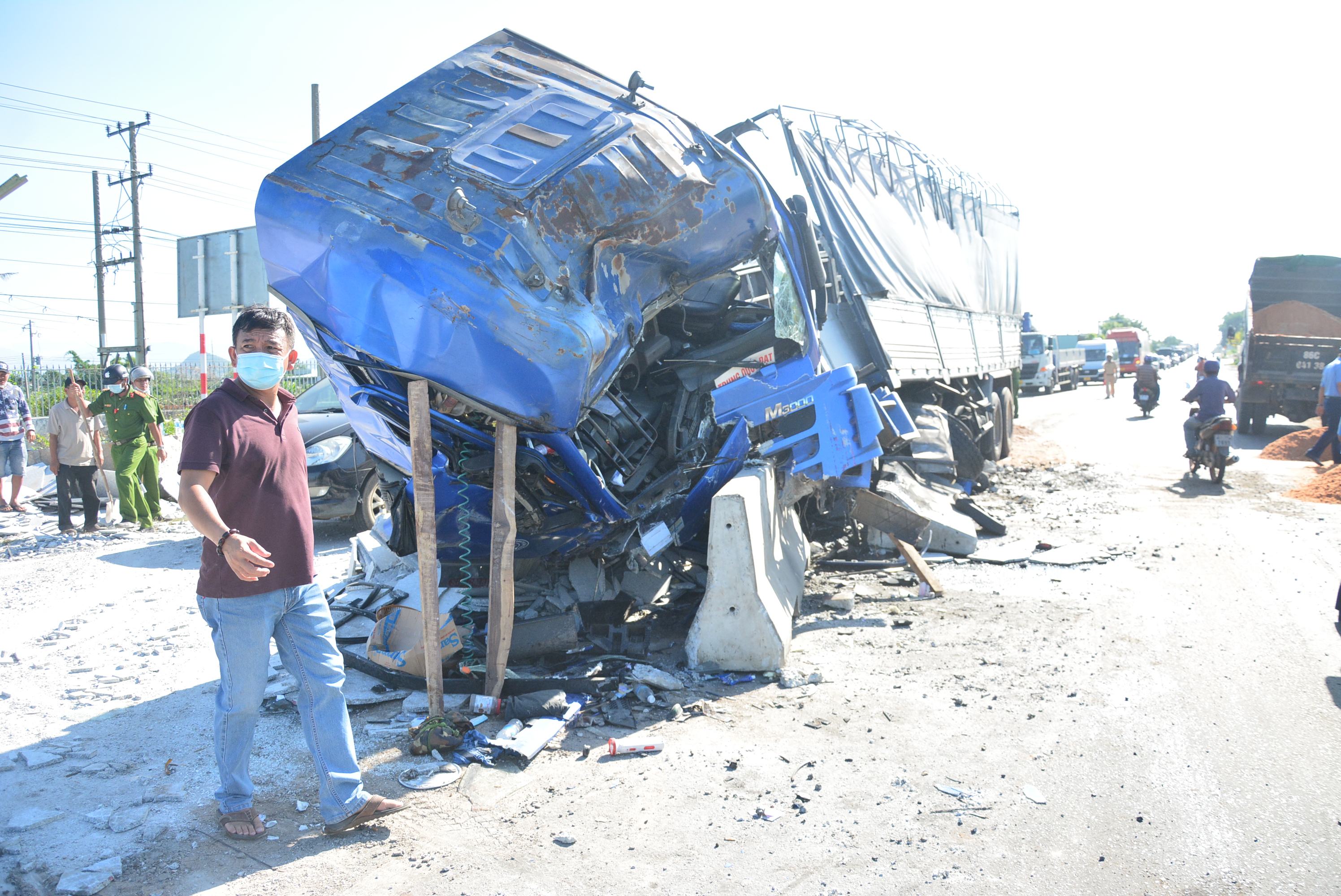 Xe tải chở đá nặng đâm dải phân cách nát bét, quốc lộ 1 kẹt cứng - Ảnh 1.