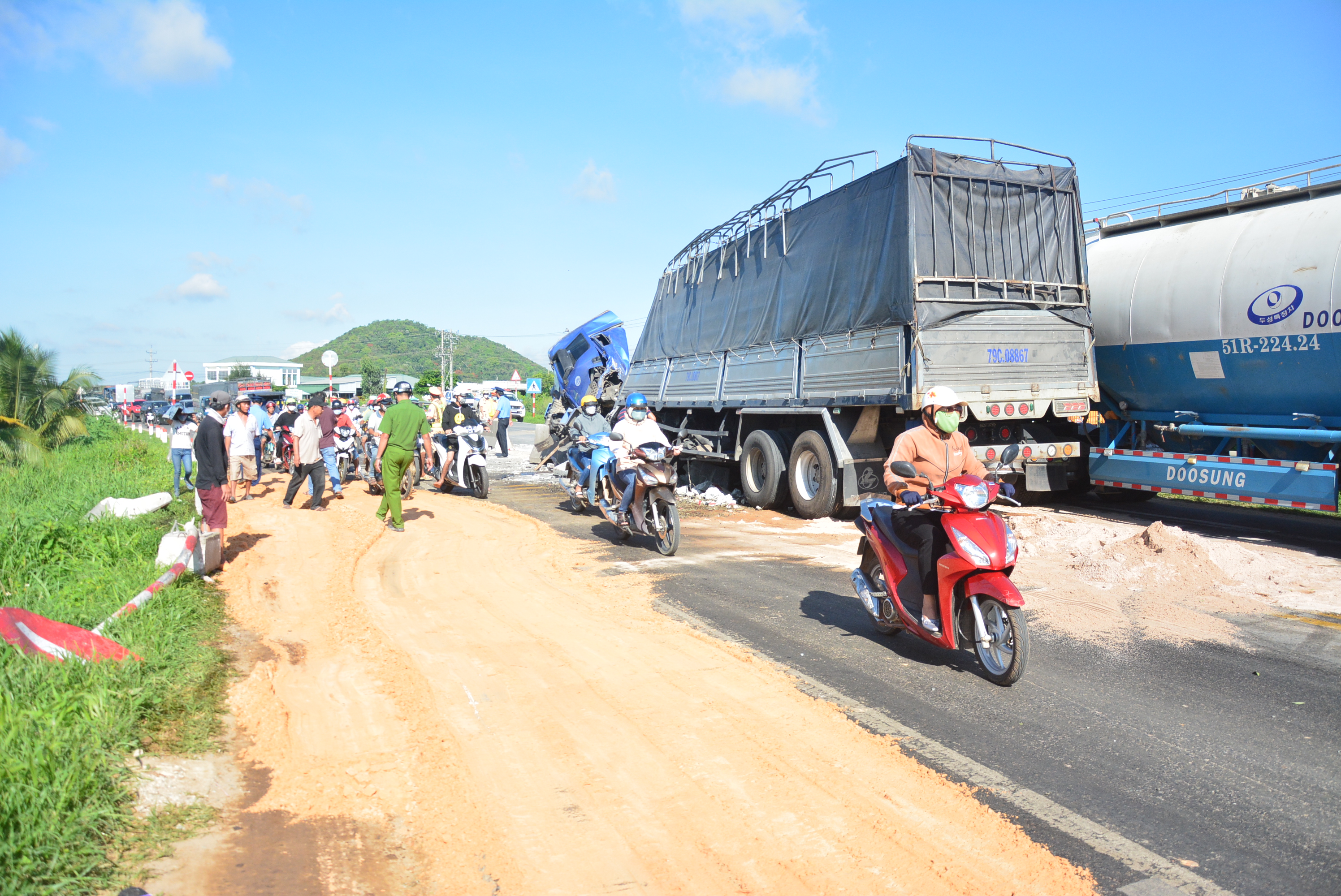 Xe tải chở đá nặng đâm dải phân cách nát bét, quốc lộ 1 kẹt cứng - Ảnh 4.