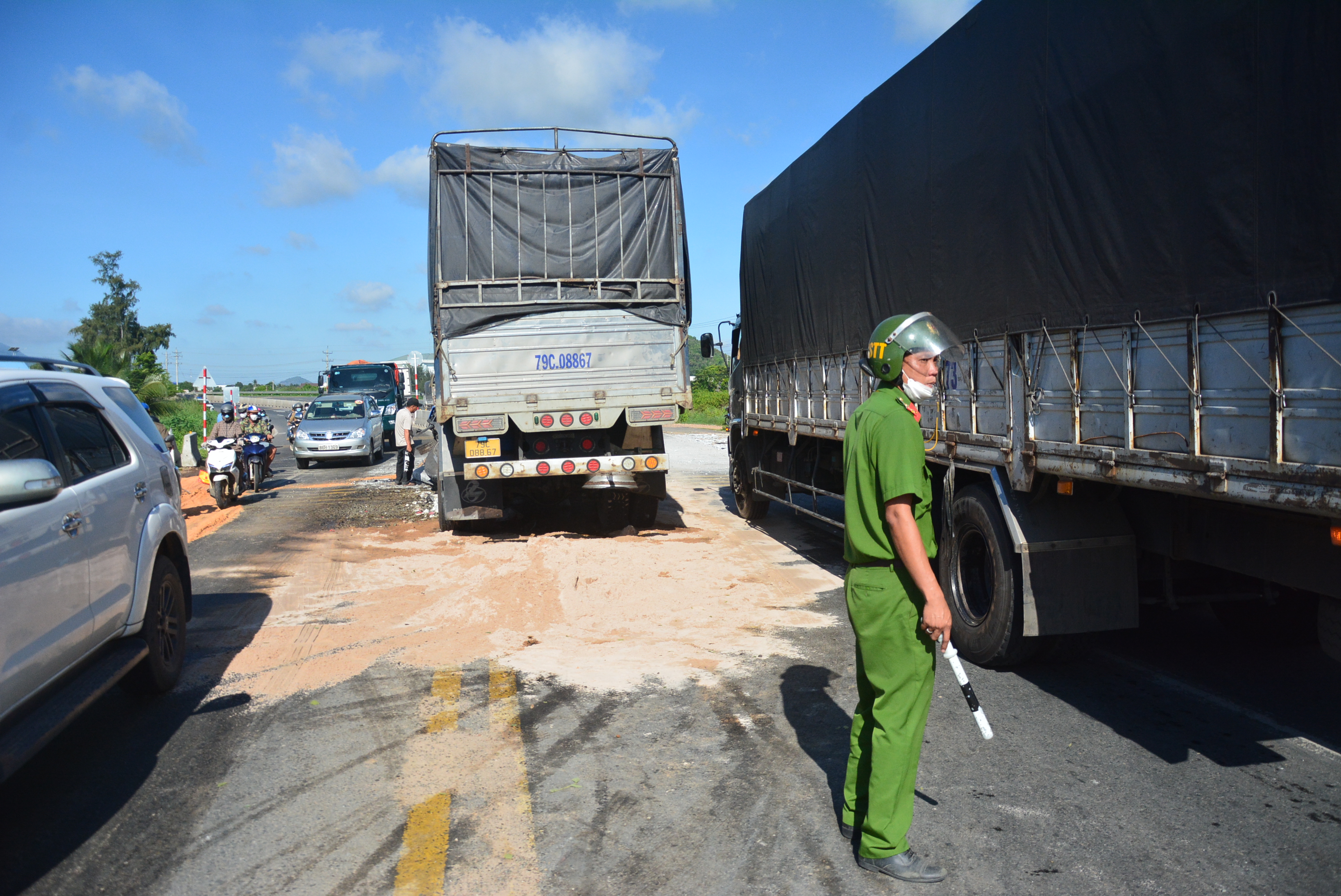 Xe tải chở đá nặng đâm dải phân cách nát bét, quốc lộ 1 kẹt cứng - Ảnh 3.