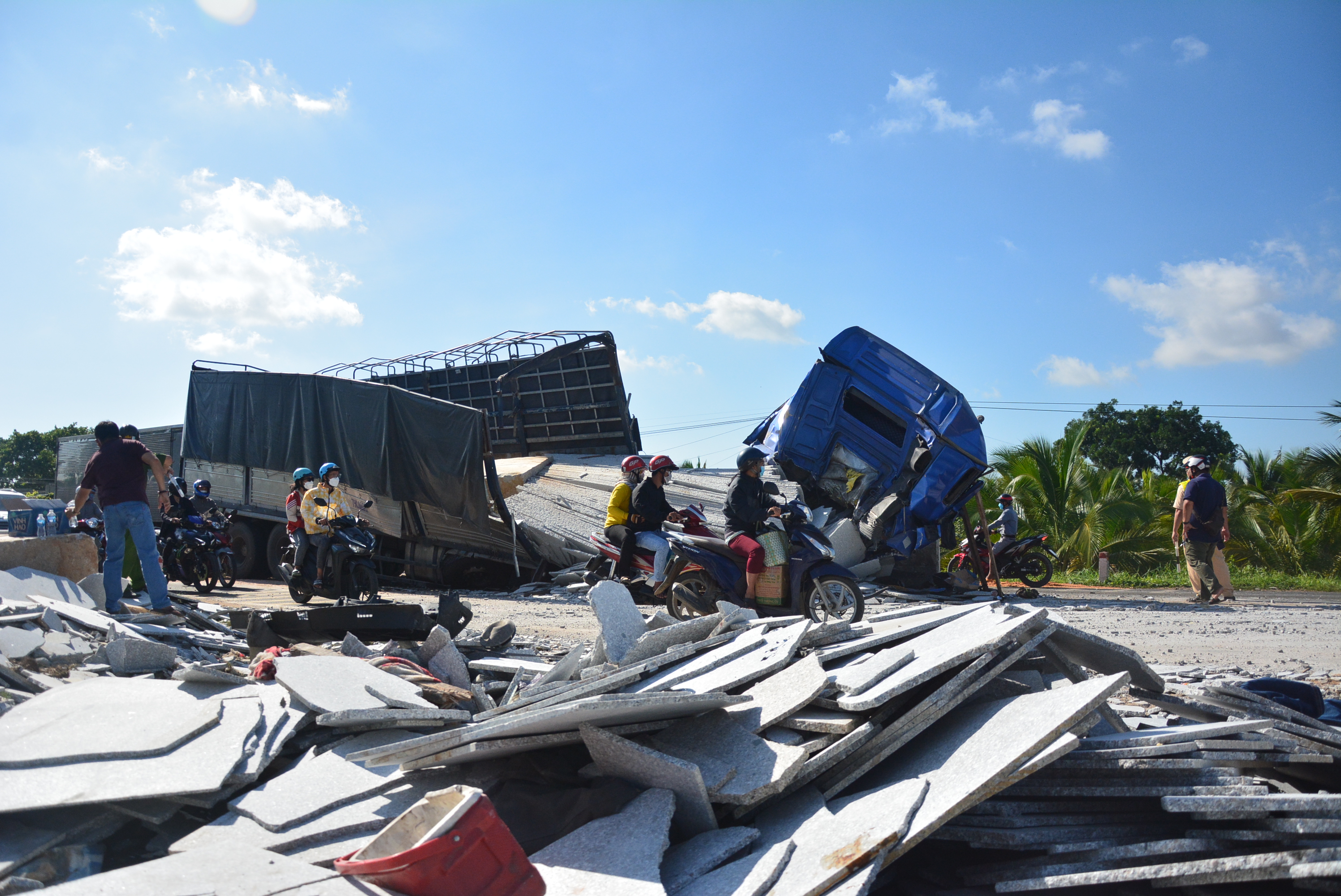 Xe tải chở đá nặng đâm dải phân cách nát bét, quốc lộ 1 kẹt cứng - Ảnh 2.