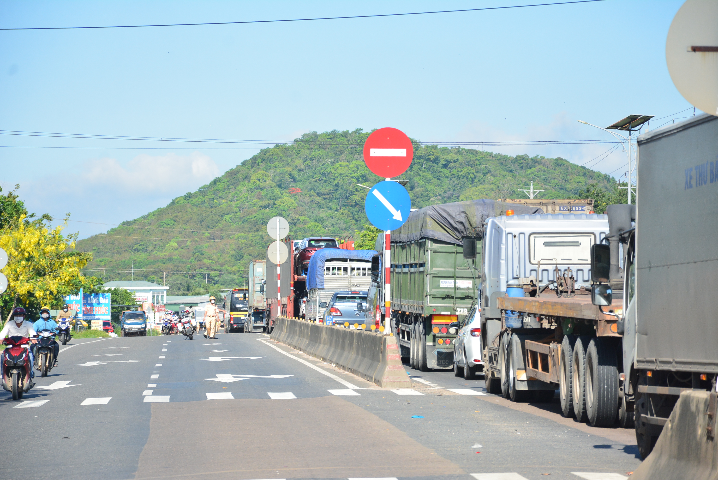 Xe tải chở đá nặng đâm dải phân cách nát bét, quốc lộ 1 kẹt cứng - Ảnh 5.