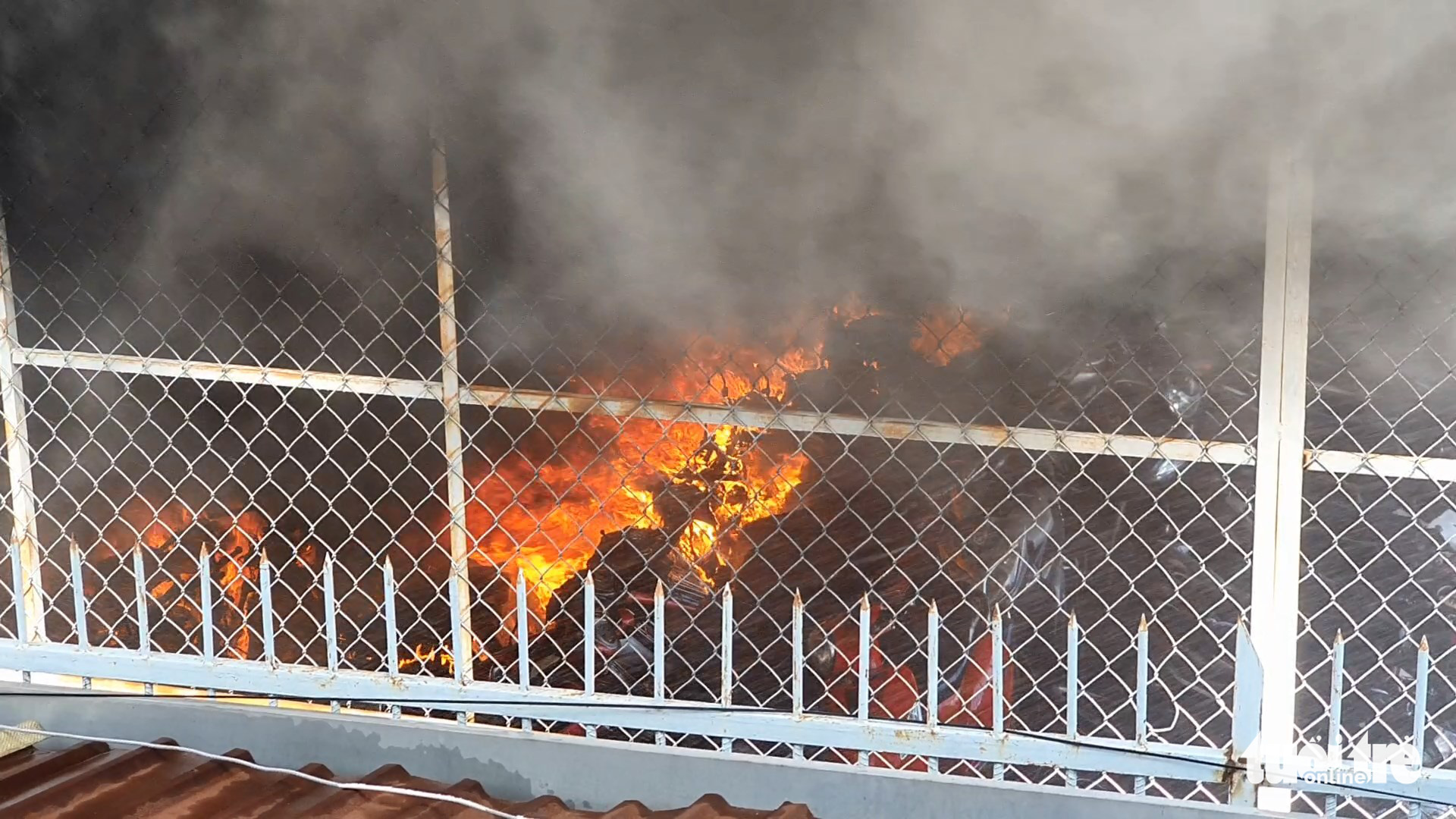 Vụ cháy bãi xe Phòng CSGT TP.HCM: Người dân được bồi thường nếu có xe bị cháy? - Ảnh 1.