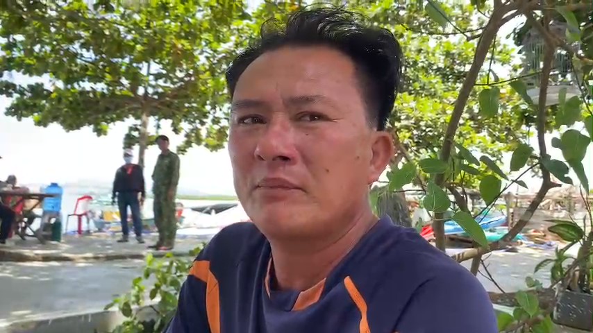 Ngư dân kể lại giây phút tàu cá bị đâm chìm trên biển: Tàu lớn gây va chạm rồi bỏ chạy - Ảnh 2. Ngư dân kể lại giây phút tàu cá bị đâm chìm trên biển: Tàu lớn gây va chạm rồi bỏ chạy - Ảnh 2.