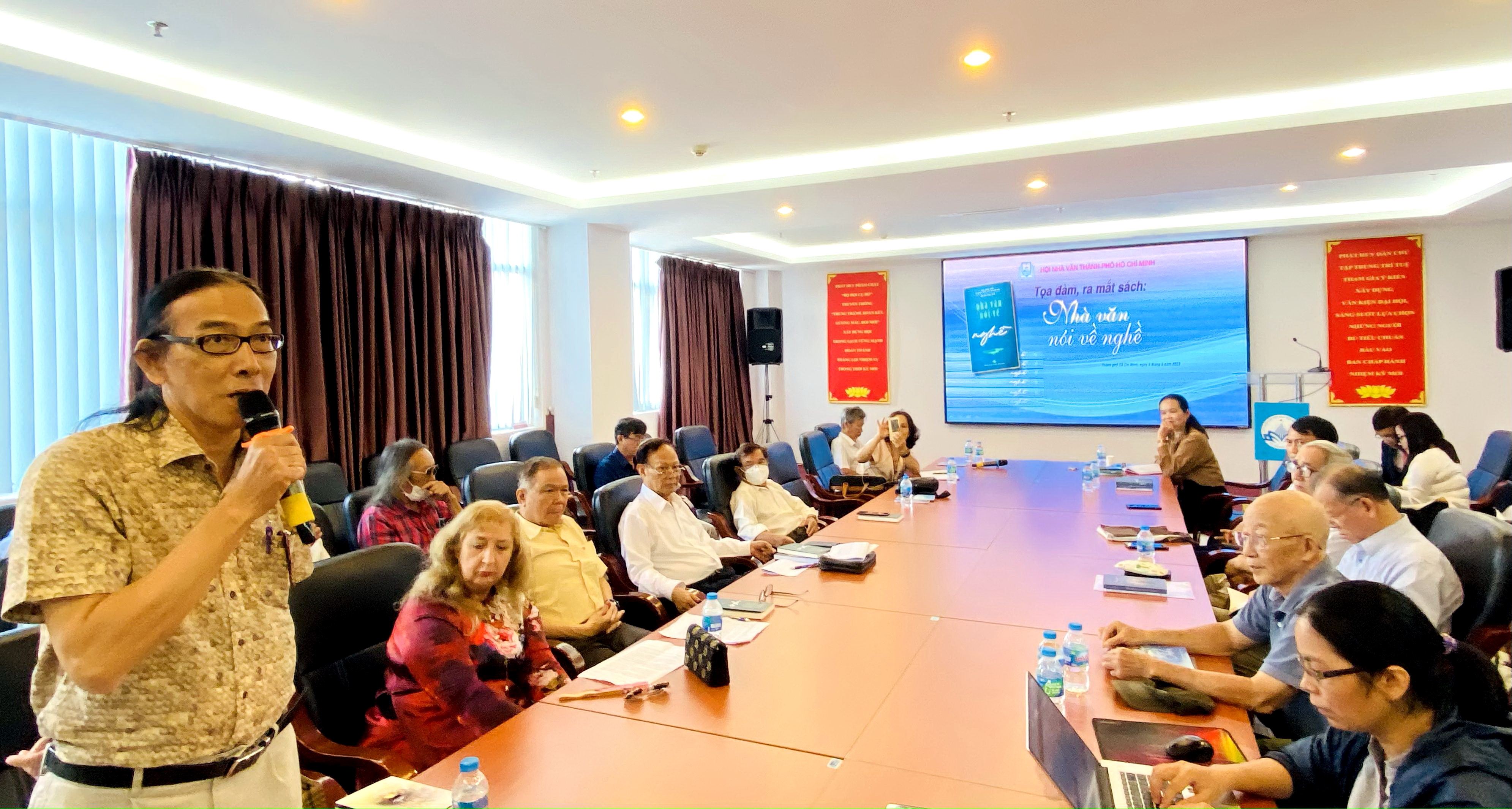 Nhà văn nói về nghề: Thôi thúc từ bên trong, từ trái tim, từ lương tâm - Ảnh 1. Nhà văn nói về nghề: Thôi thúc từ bên trong, từ trái tim, từ lương tâm - Ảnh 1.