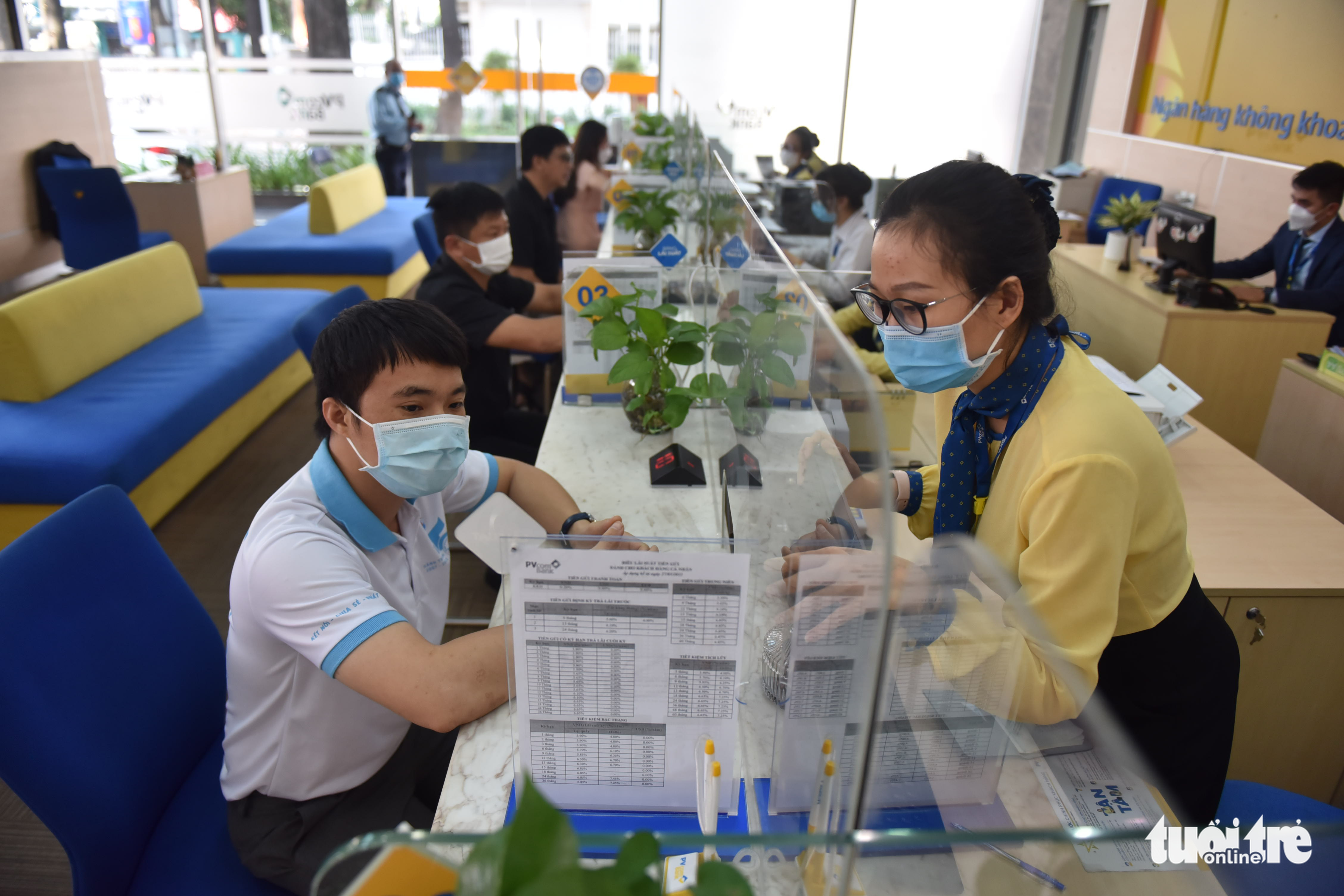 Doanh nghiệp đói vốn, ngân hàng thiếu room - Ảnh 1. Doanh nghiệp đói vốn, ngân hàng thiếu room - Ảnh 1.