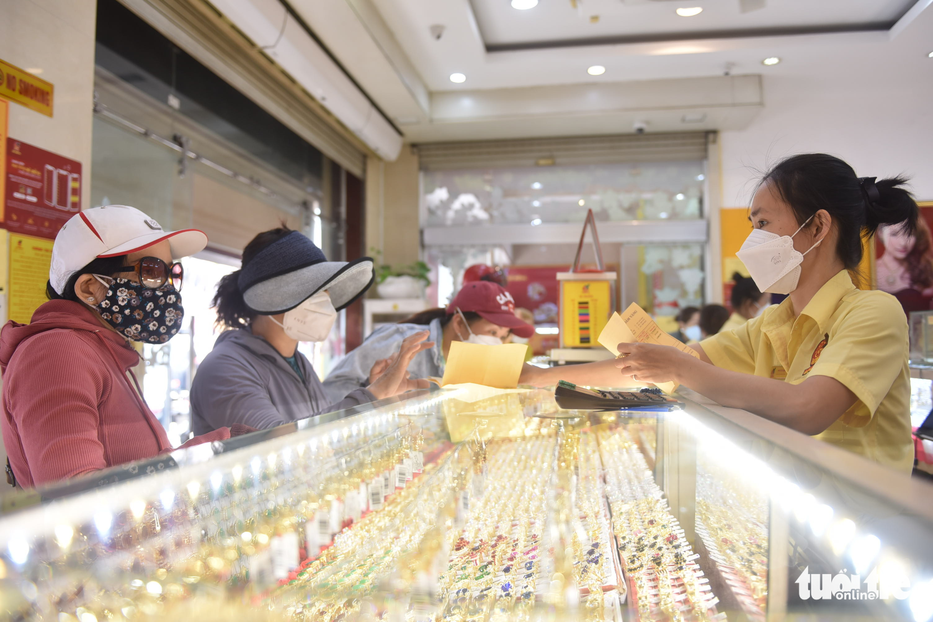 Vàng miếng SJC chênh quá cao, người dân chuyển sang mua vàng nhẫn 9999 - Ảnh 1. Vàng miếng SJC chênh quá cao, người dân chuyển sang mua vàng nhẫn 9999 - Ảnh 1.