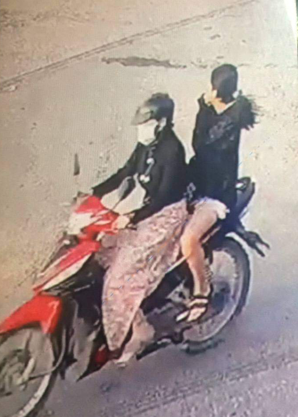 Người phụ nữ ‘bí ẩn’ chở nữ sinh đi lòng vòng đã bị bắt về tội lừa đảo - Ảnh 2. Người phụ nữ ‘bí ẩn’ chở nữ sinh đi lòng vòng đã bị bắt về tội lừa đảo - Ảnh 2.