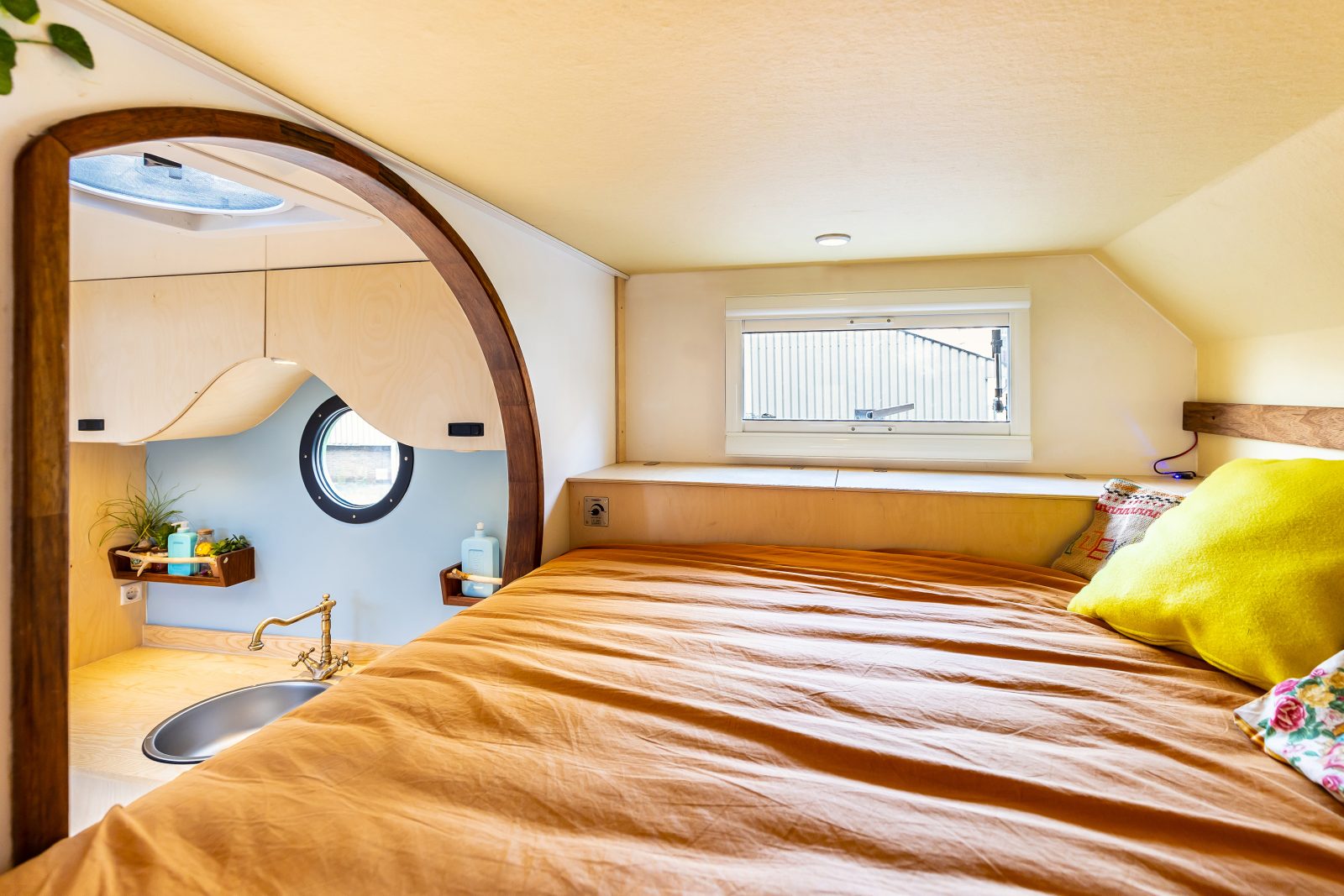 Biến xe chữa cháy Mercedes thành nhà di động tối giản, đủ tiện nghi cho cả nhà - Ảnh 8. Biến xe chữa cháy Mercedes thành nhà di động tối giản, đủ tiện nghi cho cả nhà - Ảnh 8.