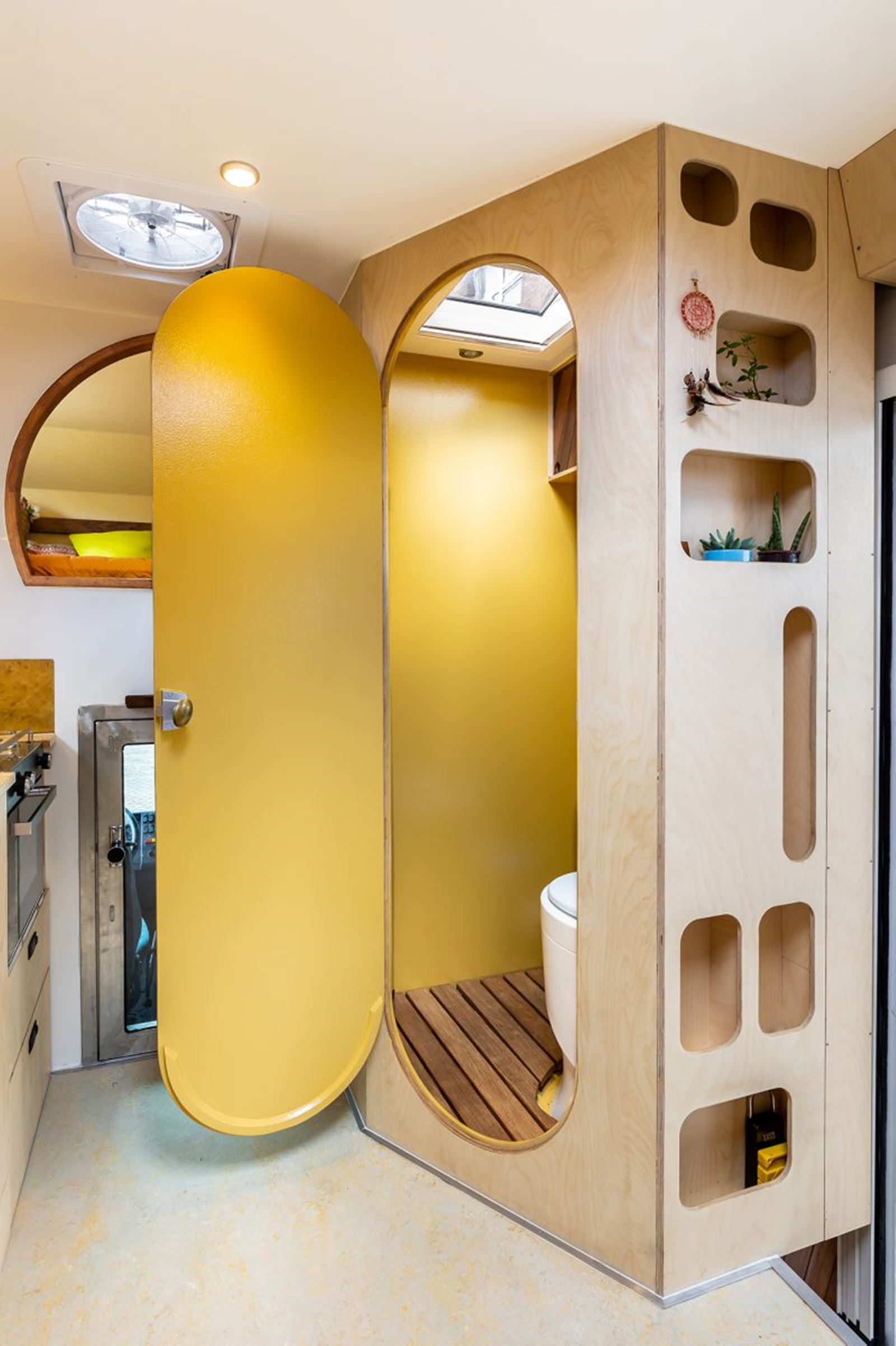 Biến xe chữa cháy Mercedes thành nhà di động tối giản, đủ tiện nghi cho cả nhà - Ảnh 9. Biến xe chữa cháy Mercedes thành nhà di động tối giản, đủ tiện nghi cho cả nhà - Ảnh 9.