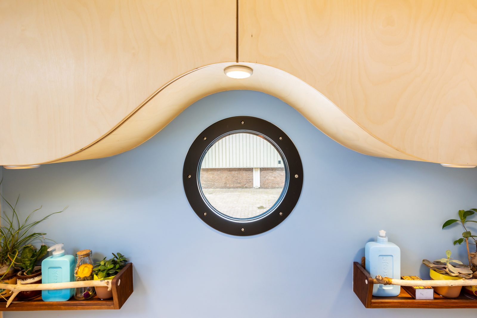 Biến xe chữa cháy Mercedes thành nhà di động tối giản, đủ tiện nghi cho cả nhà - Ảnh 6. Biến xe chữa cháy Mercedes thành nhà di động tối giản, đủ tiện nghi cho cả nhà - Ảnh 6.