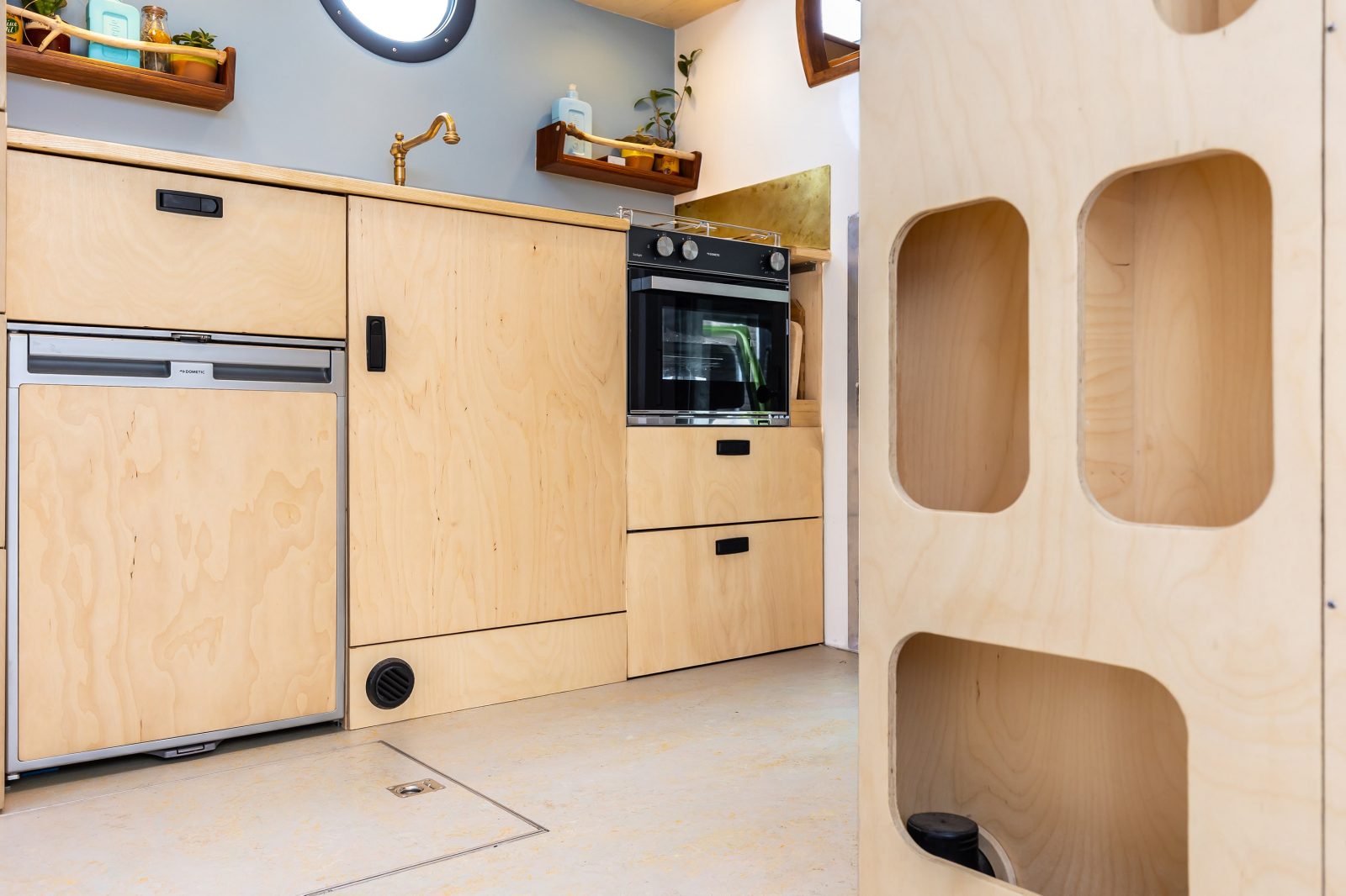 Biến xe chữa cháy Mercedes thành nhà di động tối giản, đủ tiện nghi cho cả nhà - Ảnh 4. Biến xe chữa cháy Mercedes thành nhà di động tối giản, đủ tiện nghi cho cả nhà - Ảnh 4.