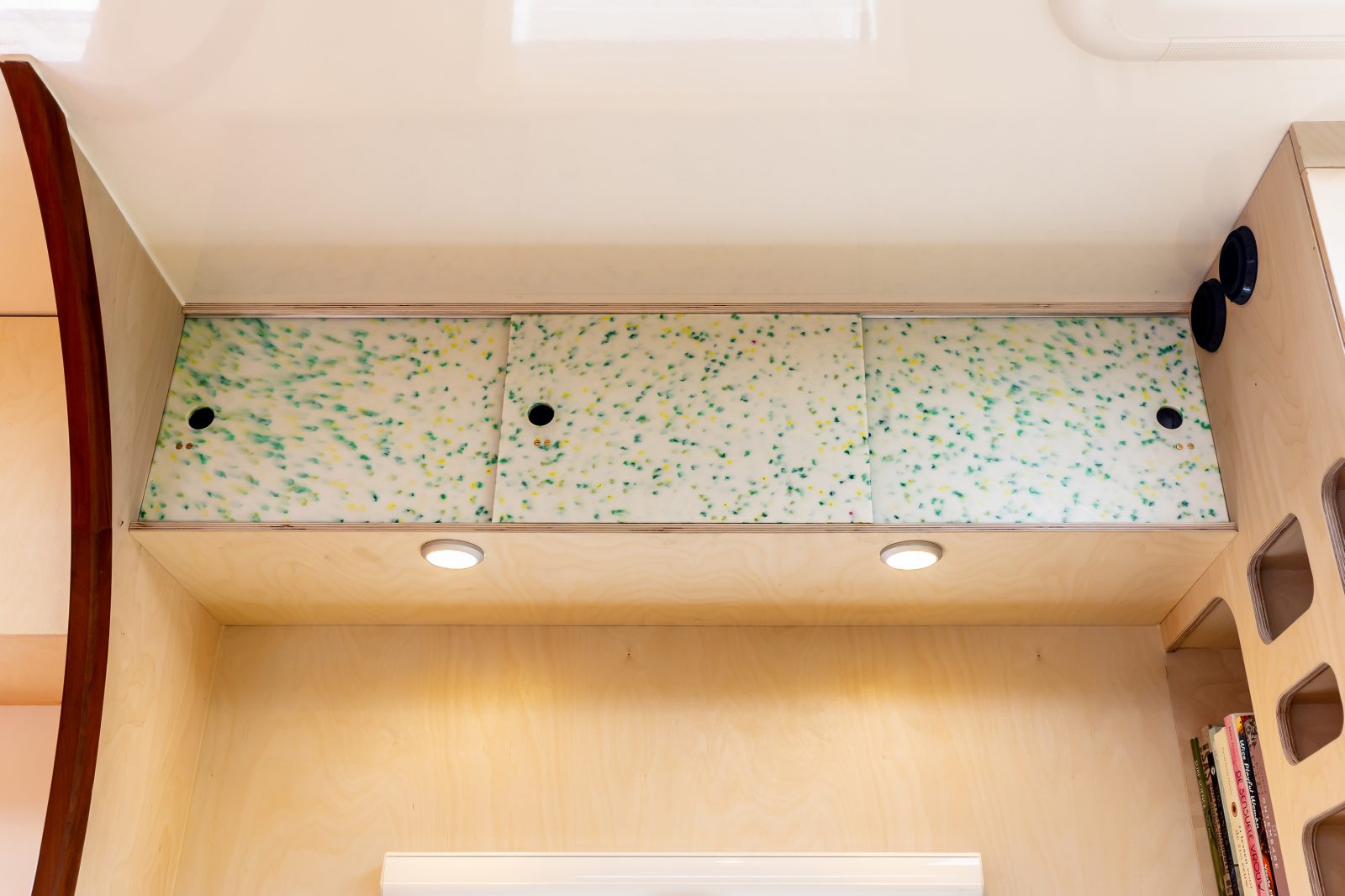 Biến xe chữa cháy Mercedes thành nhà di động tối giản, đủ tiện nghi cho cả nhà - Ảnh 7. Biến xe chữa cháy Mercedes thành nhà di động tối giản, đủ tiện nghi cho cả nhà - Ảnh 7.