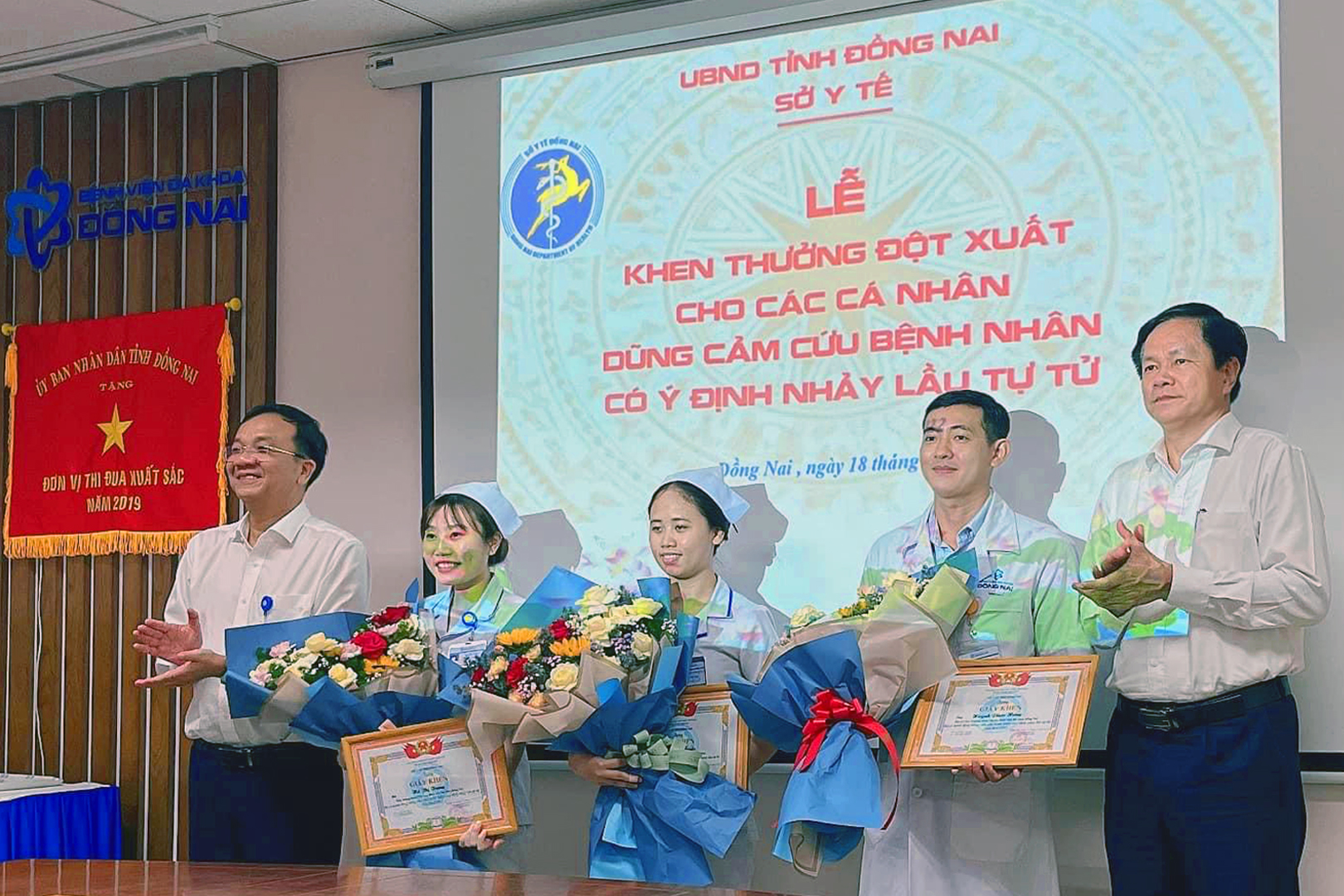 Bệnh nhân trèo qua lan can tầng 10 tự tử, được bác sĩ và điều dưỡng cứu kịp - Ảnh 1. Bệnh nhân trèo qua lan can tầng 10 tự tử, được bác sĩ và điều dưỡng cứu kịp - Ảnh 1.