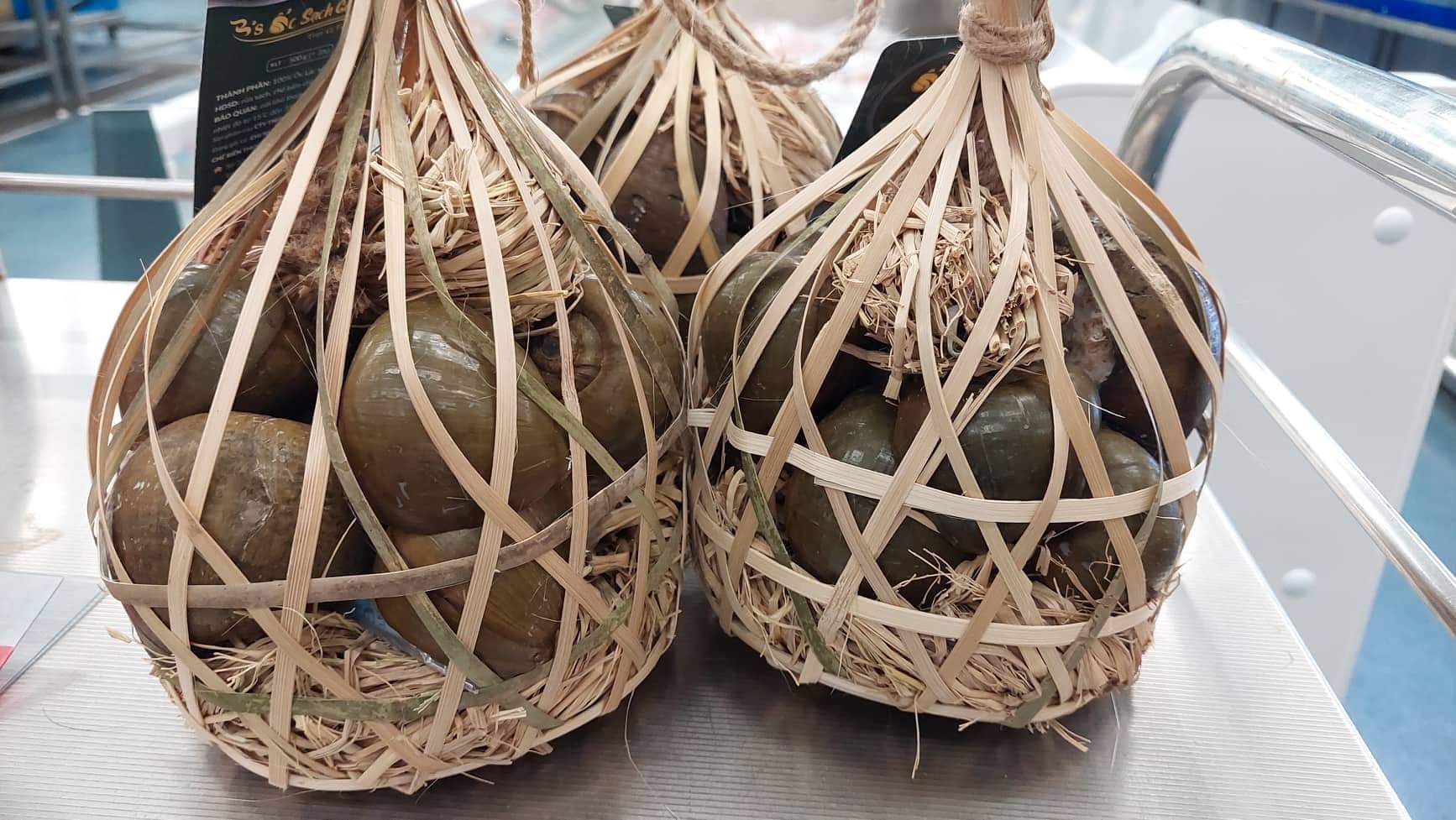 Ốc gác bếp hun khói, ngâm sữa trứng rồi luộc sả chấm cơm mẻ... ngon quên đường về - Ảnh 3. Ốc gác bếp hun khói, ngâm sữa trứng rồi luộc sả chấm cơm mẻ... ngon quên đường về - Ảnh 3.