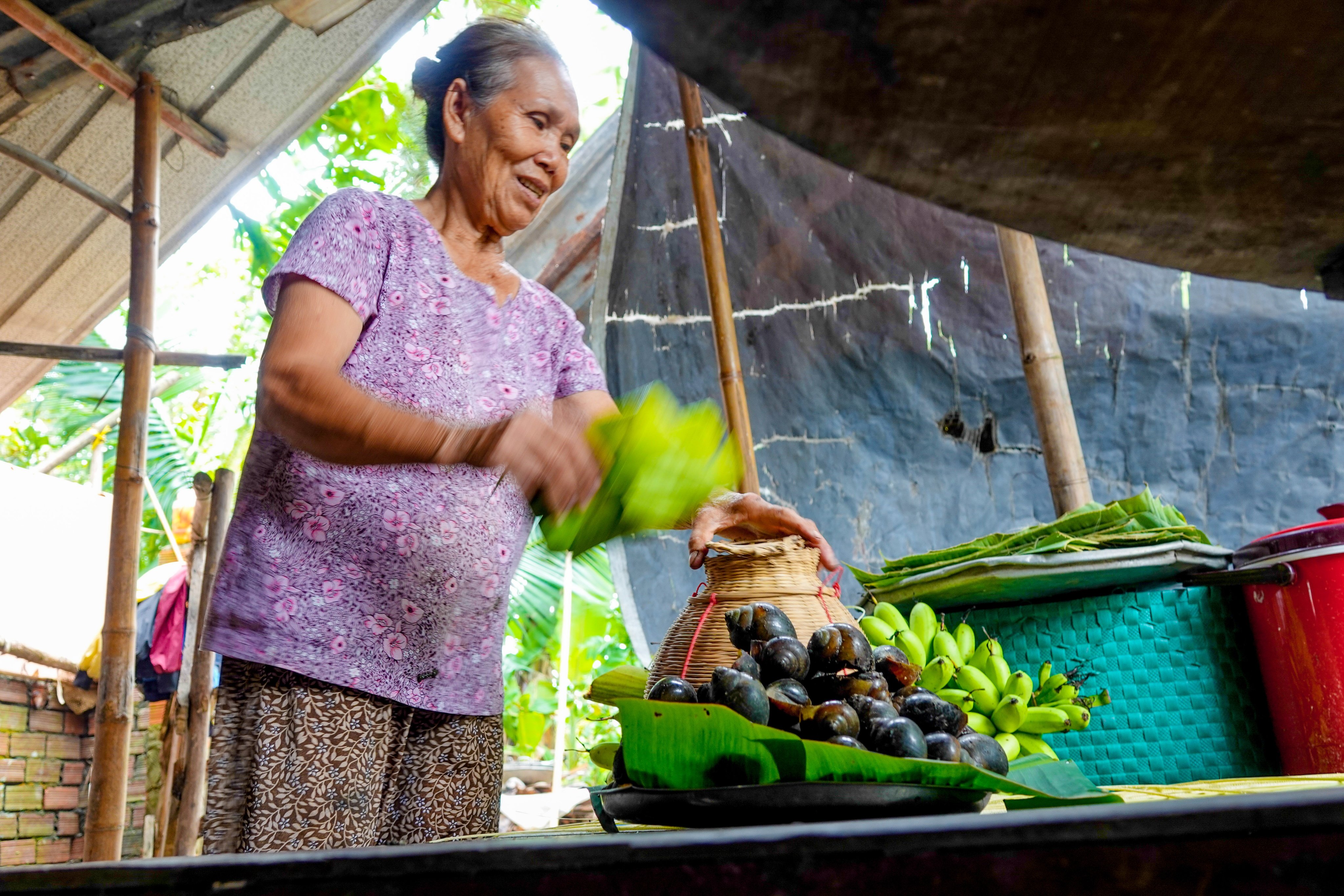 Ốc gác bếp hun khói, ngâm sữa trứng rồi luộc sả chấm cơm mẻ... ngon quên đường về - Ảnh 1. Ốc gác bếp hun khói, ngâm sữa trứng rồi luộc sả chấm cơm mẻ... ngon quên đường về - Ảnh 1.