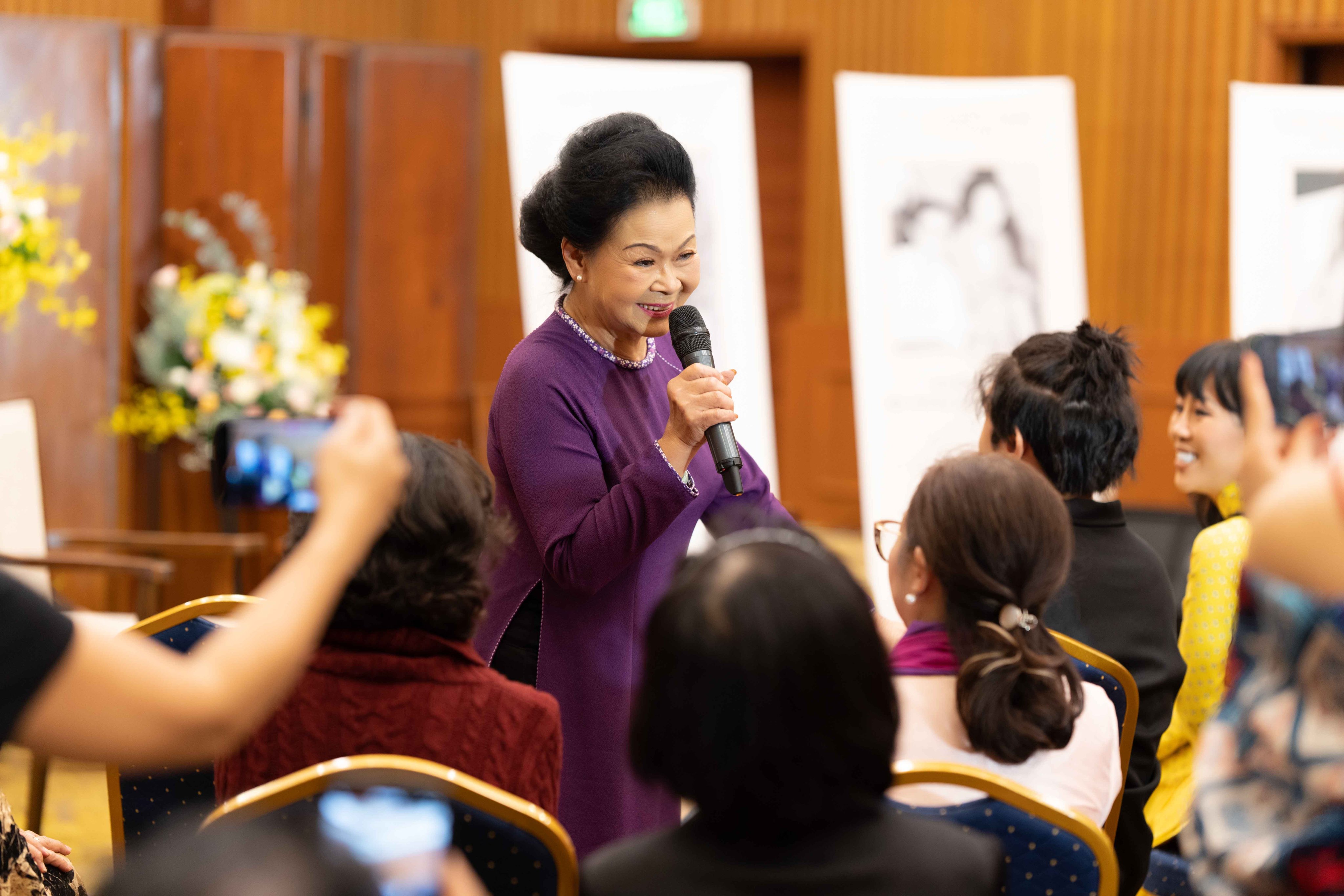 Sao K-pop đến Việt Nam; Á hậu Thúy Vân phản ứng trước bình luận tiêu cực - Ảnh 2. Sao K-pop đến Việt Nam; Á hậu Thúy Vân phản ứng trước bình luận tiêu cực - Ảnh 2.