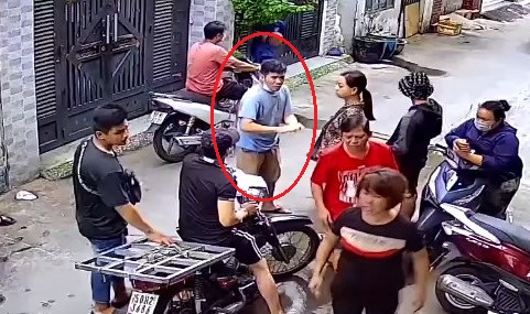 Bắt khẩn cấp 8 người trong vụ người lớn ẩu đả sau trận banh của trẻ nhỏ, 1 người chết - Ảnh 2. Bắt khẩn cấp 8 người trong vụ người lớn ẩu đả sau trận banh của trẻ nhỏ, 1 người chết - Ảnh 2.