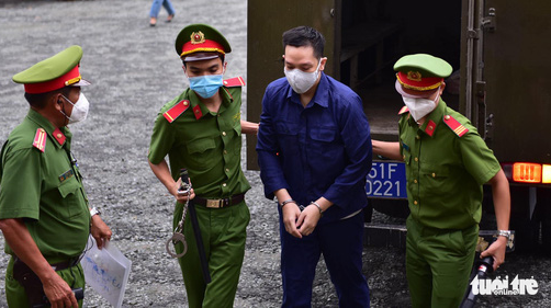 Người dân TP.HCM đến tòa từ sớm chờ xét xử ‘dì ghẻ’ và cha ruột bạo hành bé gái 8 tuổi đến chết - Ảnh 7. Người dân TP.HCM đến tòa từ sớm chờ xét xử ‘dì ghẻ’ và cha ruột bạo hành bé gái 8 tuổi đến chết - Ảnh 7.