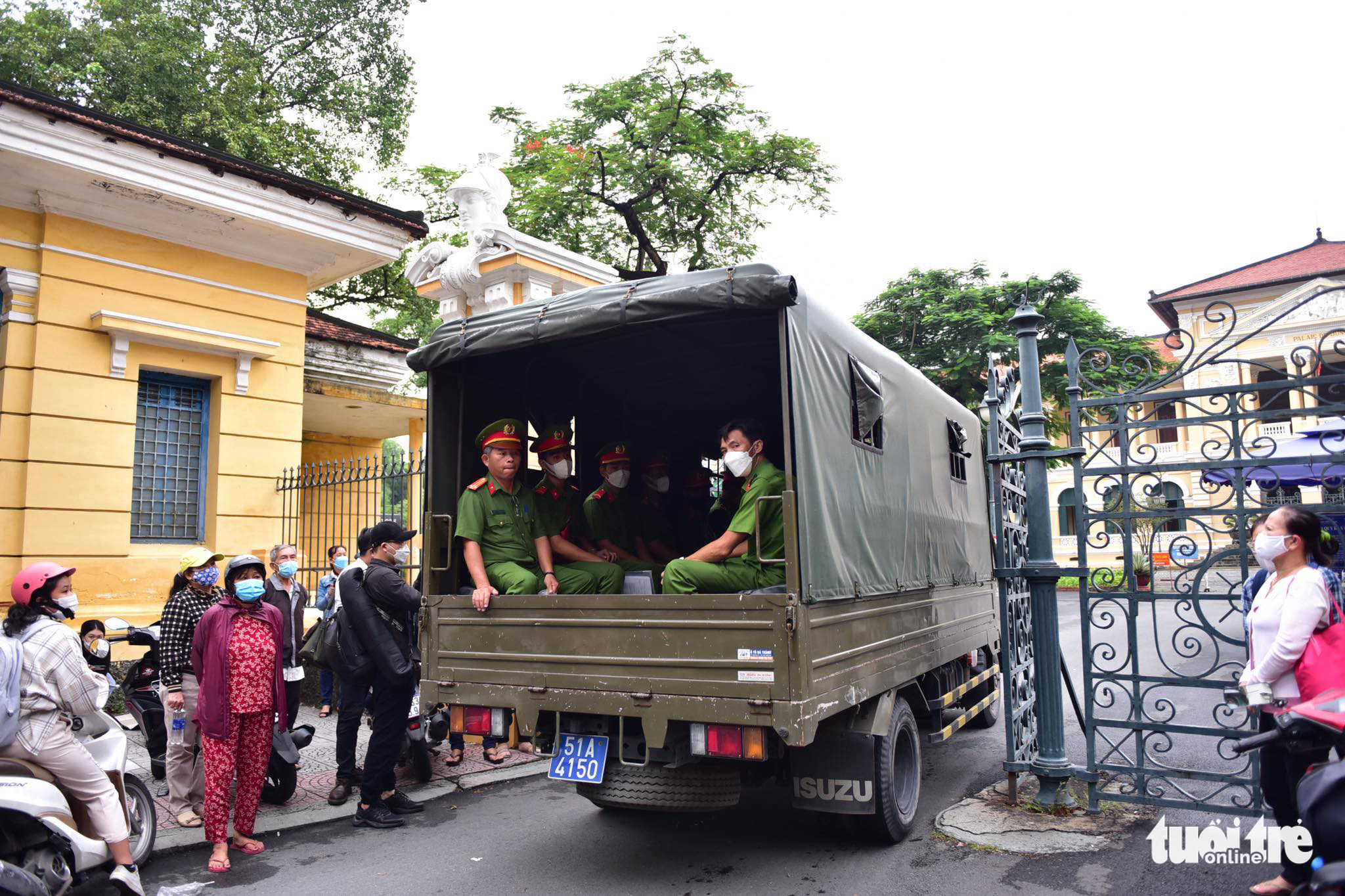 Người dân TP.HCM đến tòa từ sớm chờ xét xử ‘dì ghẻ’ và cha ruột bạo hành bé gái 8 tuổi đến chết - Ảnh 8. Người dân TP.HCM đến tòa từ sớm chờ xét xử ‘dì ghẻ’ và cha ruột bạo hành bé gái 8 tuổi đến chết - Ảnh 8.