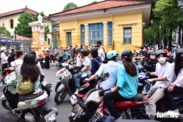 Người dân TP.HCM đến tòa từ sớm chờ xét xử ‘dì ghẻ’ và cha ruột bạo hành bé gái 8 tuổi đến chết - Ảnh 11. Người dân TP.HCM đến tòa từ sớm chờ xét xử ‘dì ghẻ’ và cha ruột bạo hành bé gái 8 tuổi đến chết - Ảnh 11.