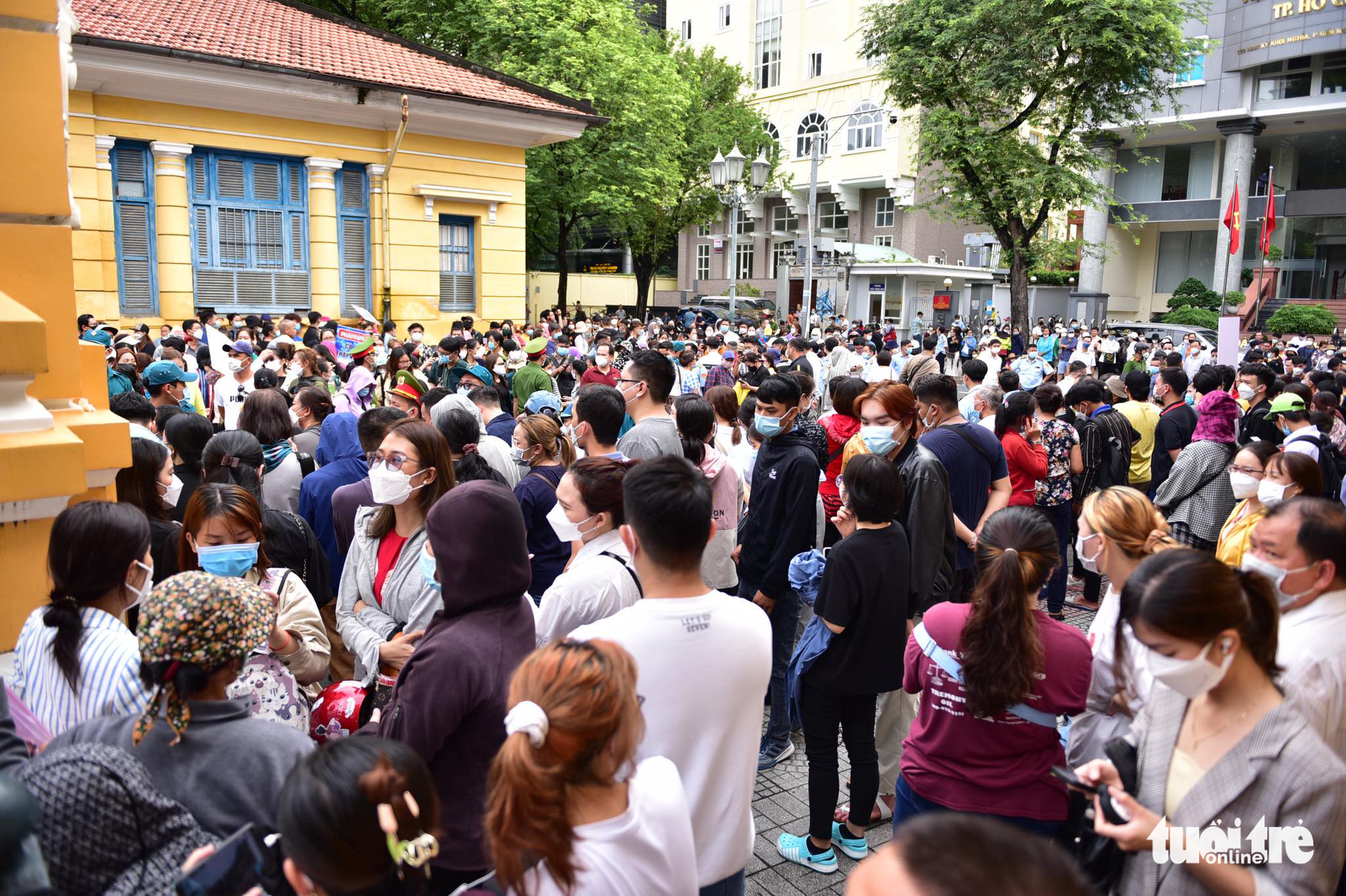 Người dân TP.HCM đến tòa từ sớm chờ xét xử ‘dì ghẻ’ và cha ruột bạo hành bé gái 8 tuổi đến chết - Ảnh 10. Người dân TP.HCM đến tòa từ sớm chờ xét xử ‘dì ghẻ’ và cha ruột bạo hành bé gái 8 tuổi đến chết - Ảnh 10.