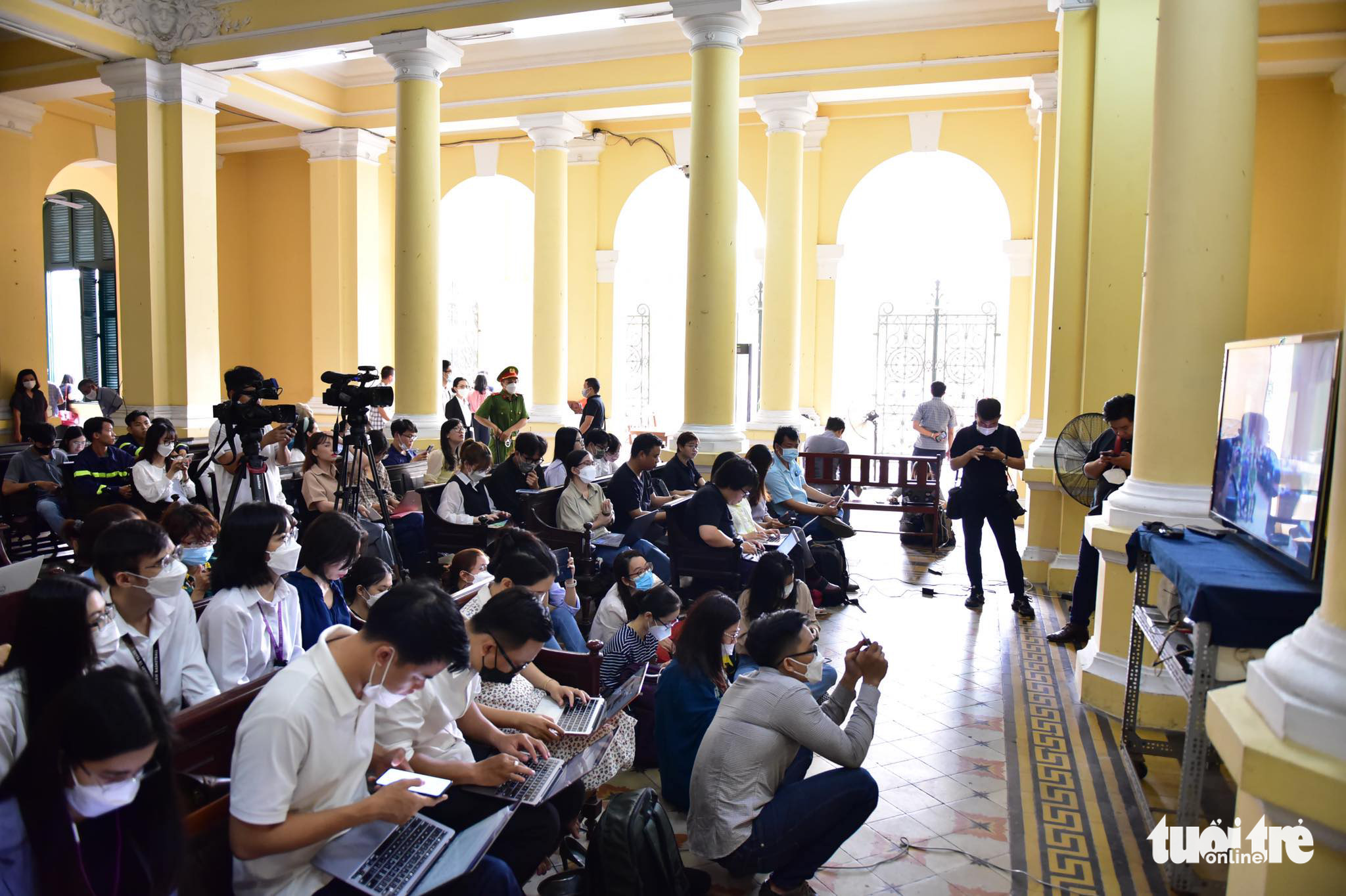 Người dân TP.HCM đến tòa từ sớm chờ xét xử ‘dì ghẻ’ và cha ruột bạo hành bé gái 8 tuổi đến chết - Ảnh 9. Người dân TP.HCM đến tòa từ sớm chờ xét xử ‘dì ghẻ’ và cha ruột bạo hành bé gái 8 tuổi đến chết - Ảnh 9.