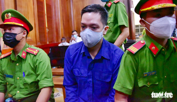 Người dân TP.HCM đến tòa từ sớm chờ xét xử ‘dì ghẻ’ và cha ruột bạo hành bé gái 8 tuổi đến chết - Ảnh 4. Người dân TP.HCM đến tòa từ sớm chờ xét xử ‘dì ghẻ’ và cha ruột bạo hành bé gái 8 tuổi đến chết - Ảnh 4.