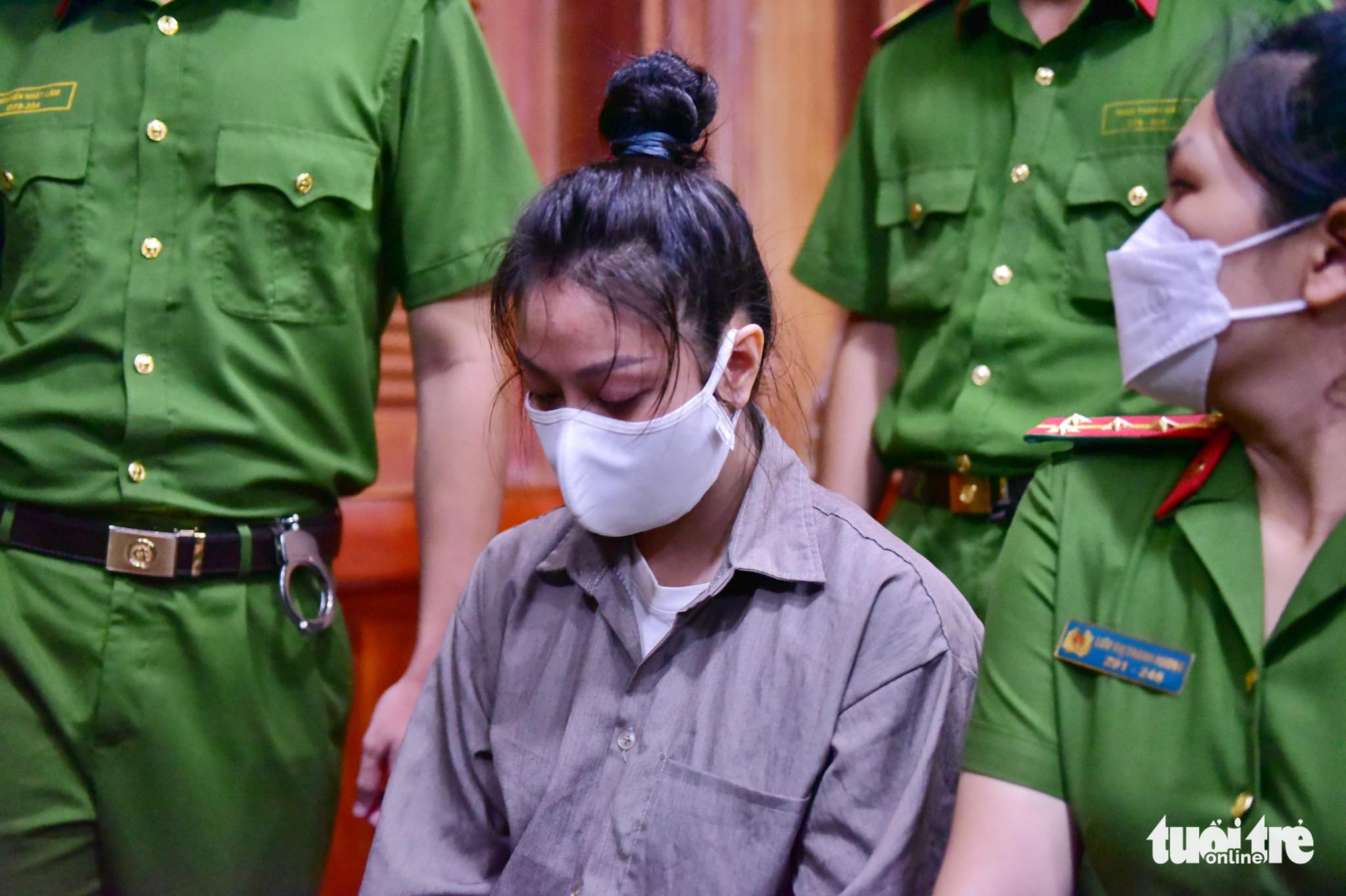 Người dân TP.HCM đến tòa từ sớm chờ xét xử ‘dì ghẻ’ và cha ruột bạo hành bé gái 8 tuổi đến chết - Ảnh 3. Người dân TP.HCM đến tòa từ sớm chờ xét xử ‘dì ghẻ’ và cha ruột bạo hành bé gái 8 tuổi đến chết - Ảnh 3.