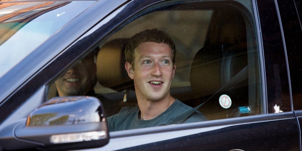 Tỉ phú đi xe gì hằng ngày: Cũng chỉ là xe phổ thông - Ảnh 4. Tỉ phú đi xe gì hằng ngày: Cũng chỉ là xe phổ thông - Ảnh 4.