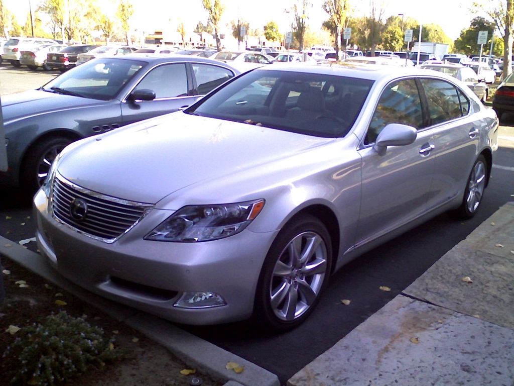 Tỉ phú đi xe gì hằng ngày: Cũng chỉ là xe phổ thông - Ảnh 6. Tỉ phú đi xe gì hằng ngày: Cũng chỉ là xe phổ thông - Ảnh 6.