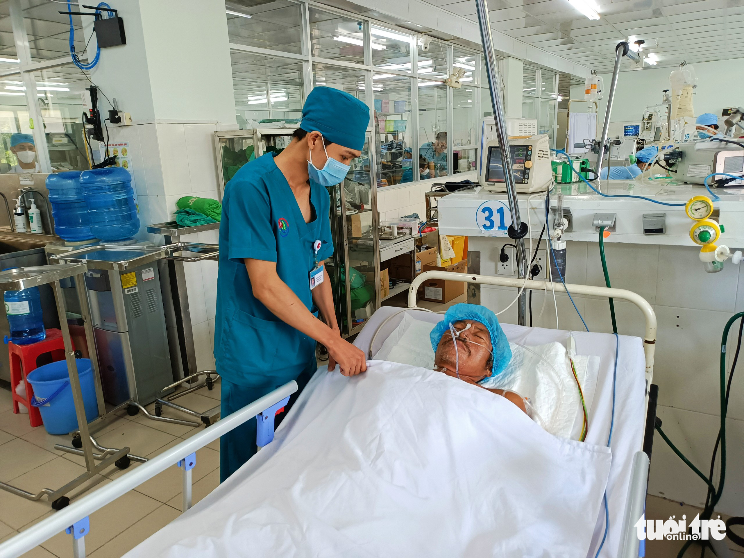 Ngư dân vụ chìm tàu cá Bình Thuận mong tìm thấy xác các thuyền viên bị thả trôi - Ảnh 1. Ngư dân vụ chìm tàu cá Bình Thuận mong tìm thấy xác các thuyền viên bị thả trôi - Ảnh 1.