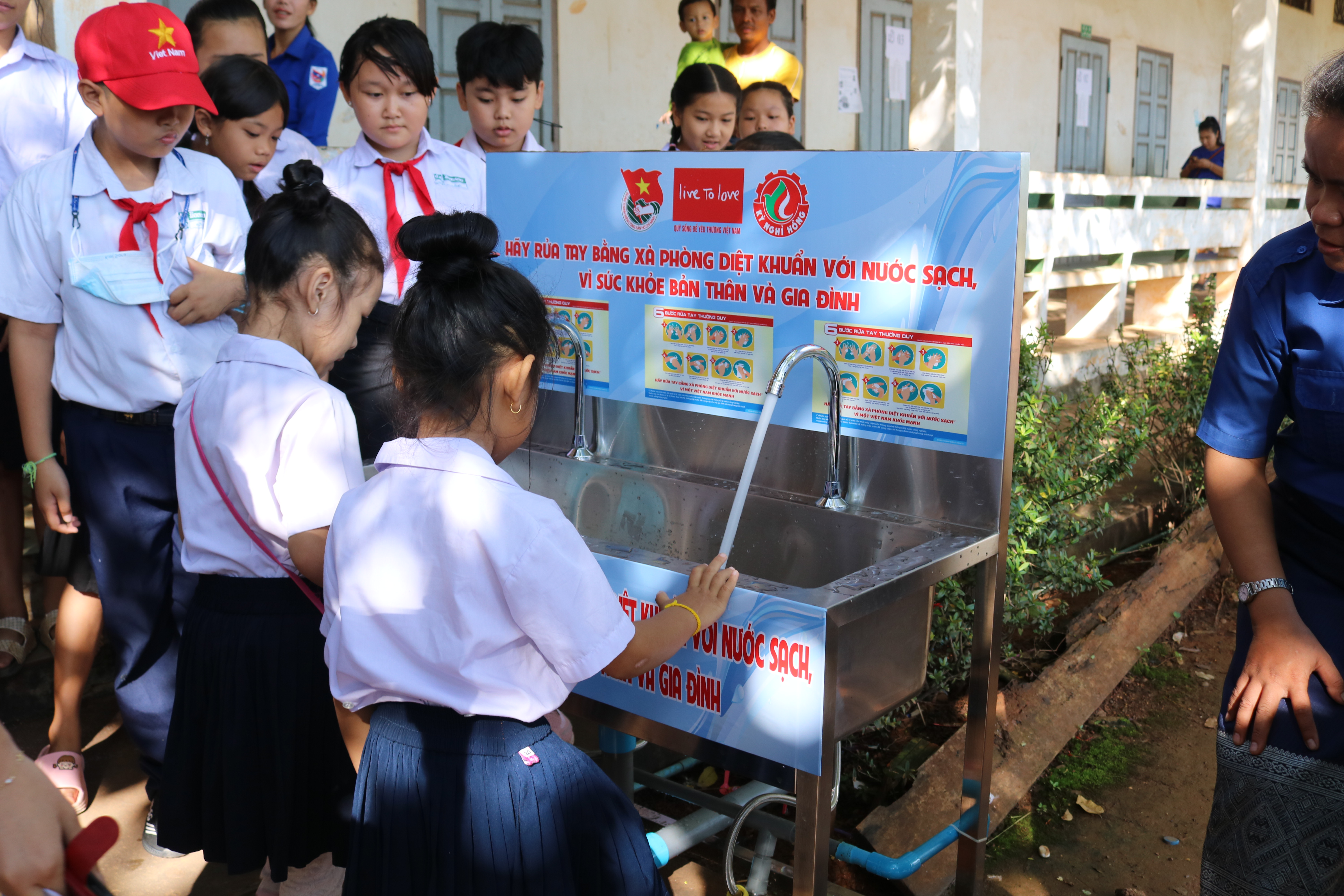 Bà Tô Thị Bích Châu thăm các chiến sĩ tình nguyện TP.HCM tại Lào - Ảnh 3. Bà Tô Thị Bích Châu thăm các chiến sĩ tình nguyện TP.HCM tại Lào - Ảnh 3.