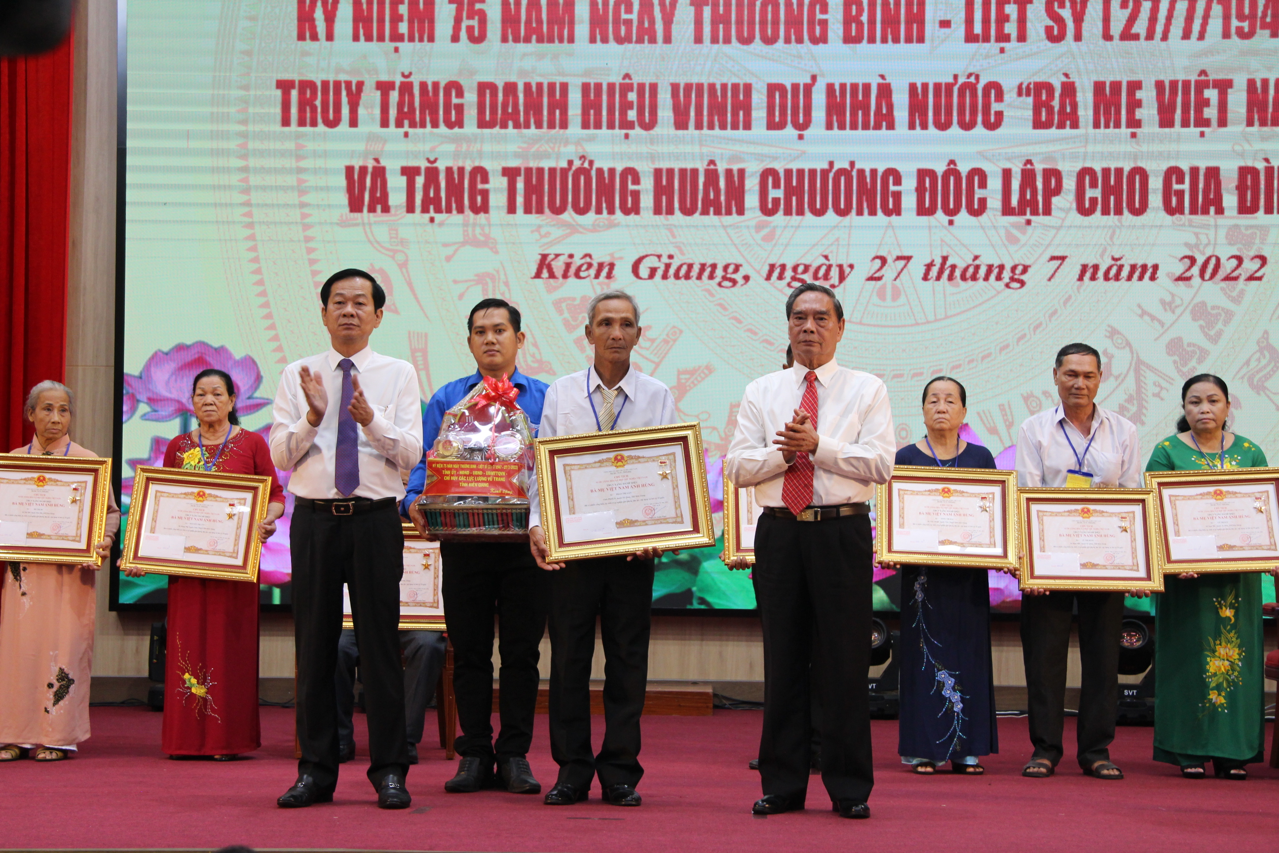 Truy tặng danh hiệu Bà mẹ Việt Nam anh hùng cho 19 mẹ ở Kiên Giang - Ảnh 1. Truy tặng danh hiệu Bà mẹ Việt Nam anh hùng cho 19 mẹ ở Kiên Giang - Ảnh 1.