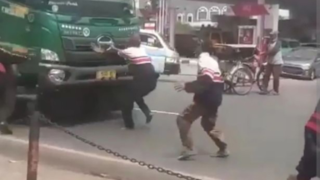 Chơi dao TikTok, có ngày đứt tay? - Ma trận TikTok giăng giăng không chỉ với người trẻ - Ảnh 1. Chơi dao TikTok, có ngày đứt tay? - Ma trận TikTok giăng giăng không chỉ với người trẻ - Ảnh 1.