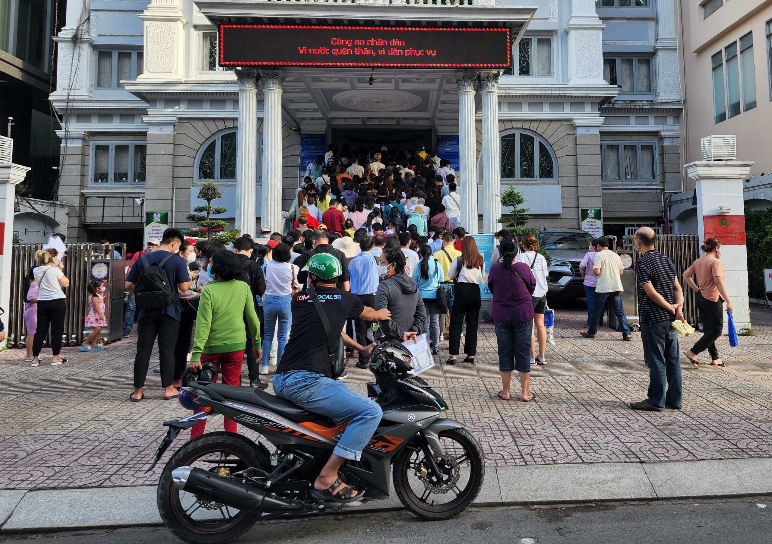 Công an TP.HCM nhận 1.500 hồ sơ trực tiếp, 55 trực tuyến xin cấp hộ chiếu mỗi ngày - Ảnh 2. Công an TP.HCM nhận 1.500 hồ sơ trực tiếp, 55 trực tuyến xin cấp hộ chiếu mỗi ngày - Ảnh 2.