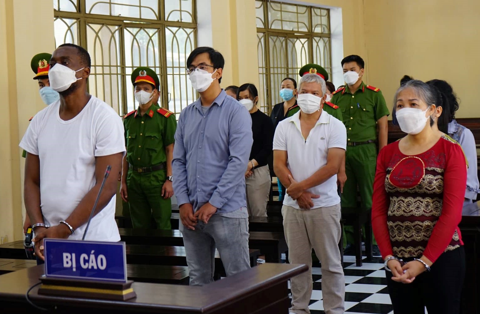 Nhóm bác sĩ, kỹ sư dỏm ở nhiều nước lừa gần 100 phụ nữ Việt lấy 27 tỉ đồng - Ảnh 1. Nhóm bác sĩ, kỹ sư dỏm ở nhiều nước lừa gần 100 phụ nữ Việt lấy 27 tỉ đồng - Ảnh 1.