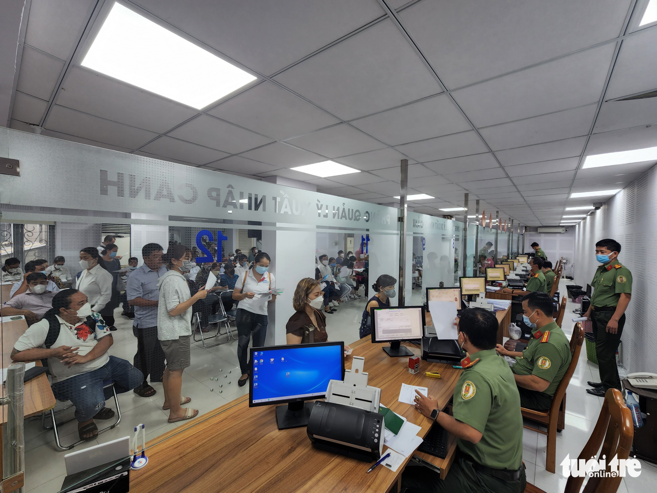 Công an TP.HCM nhận 1.500 hồ sơ trực tiếp, 55 trực tuyến xin cấp hộ chiếu mỗi ngày - Ảnh 1. Công an TP.HCM nhận 1.500 hồ sơ trực tiếp, 55 trực tuyến xin cấp hộ chiếu mỗi ngày - Ảnh 1.