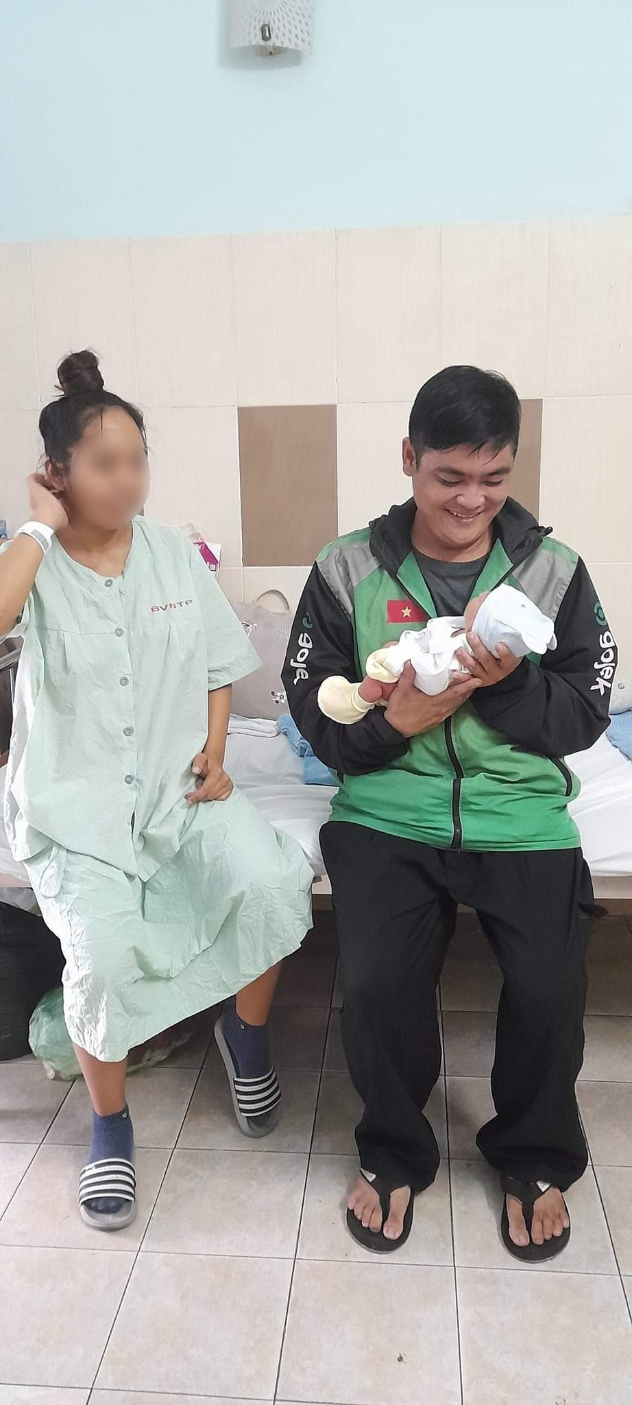 Chuyển dạ lúc rạng sáng, sản phụ được tài xế Gojek dùng xe máy chở đến bệnh viện - Ảnh 3.