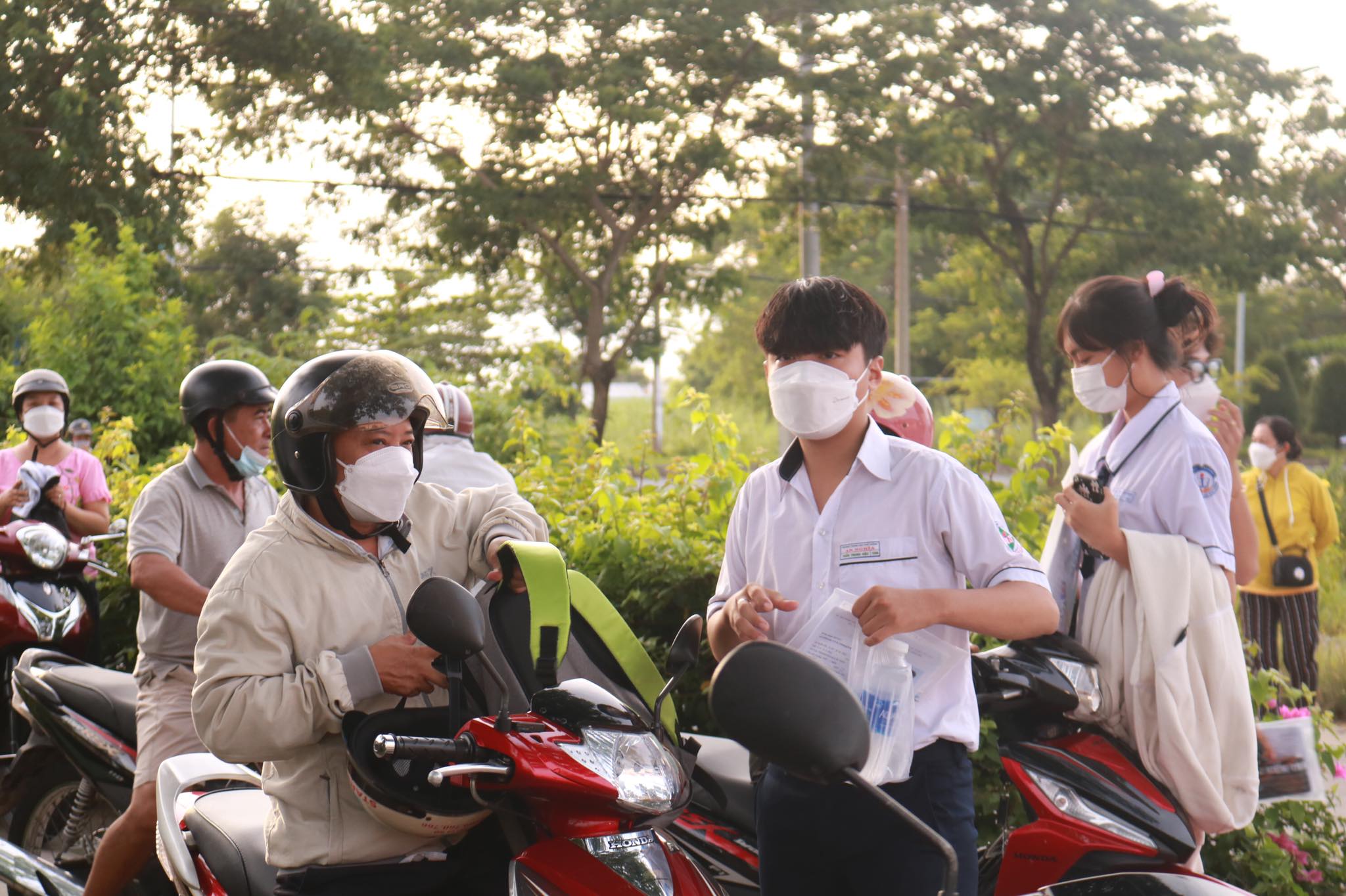 Sáng nay 7-7 thi môn đầu tiên, thí sinh lại rủ nhau... đoán đề văn - Ảnh 15.