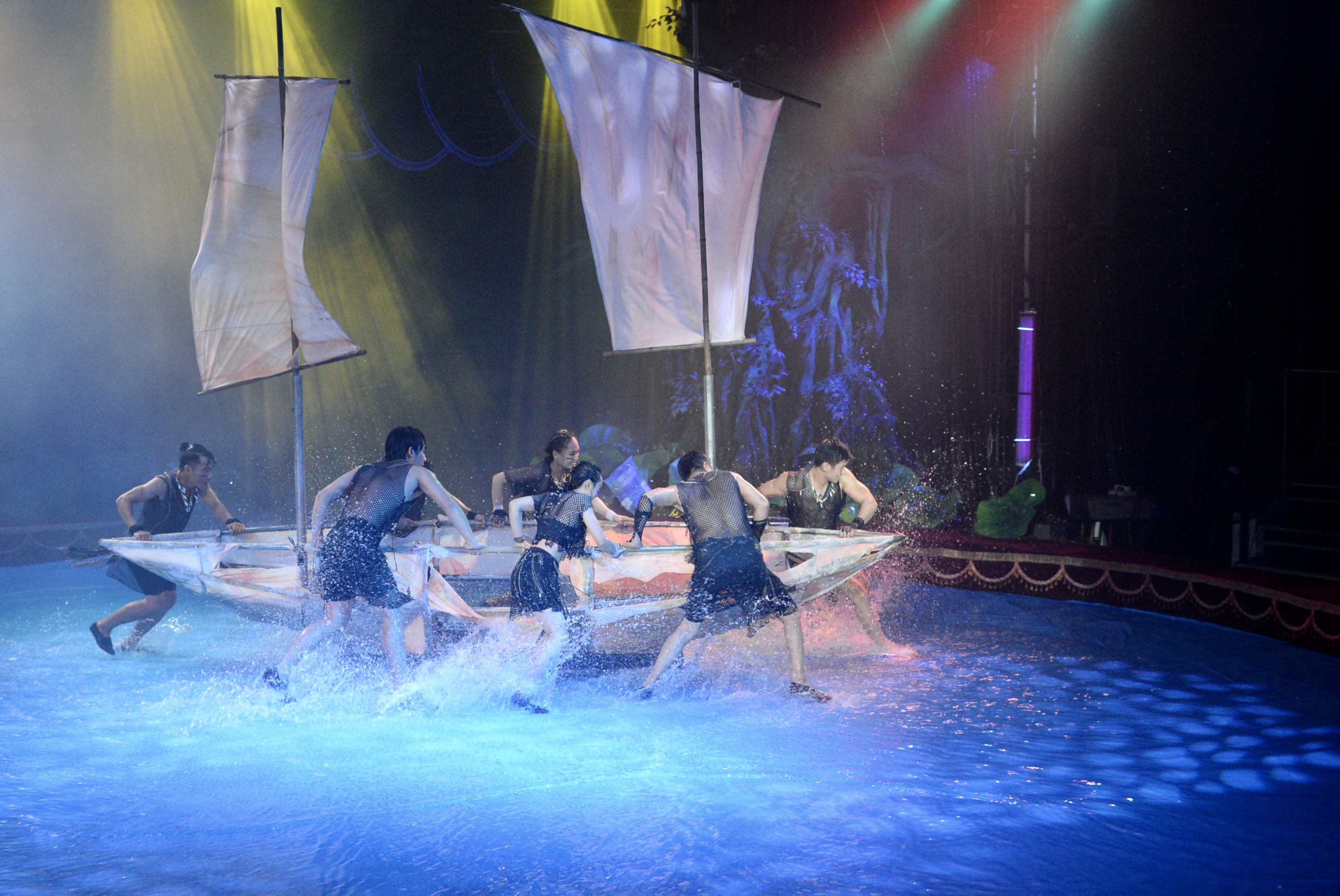 Diễn xiếc trên mặt nước - Ảnh 3. Diễn xiếc trên mặt nước - Ảnh 3.